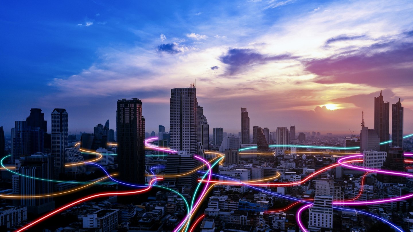 The exchange of experiences, the strengthening of collaborative networks, and the implementation of educational activities are fundamental pillars that will contribute to the success of COP30. In the image, an aerial view of an integrated city, with bright speed lines on light trails surrounding the city – Photo: Banco / Getty Images.