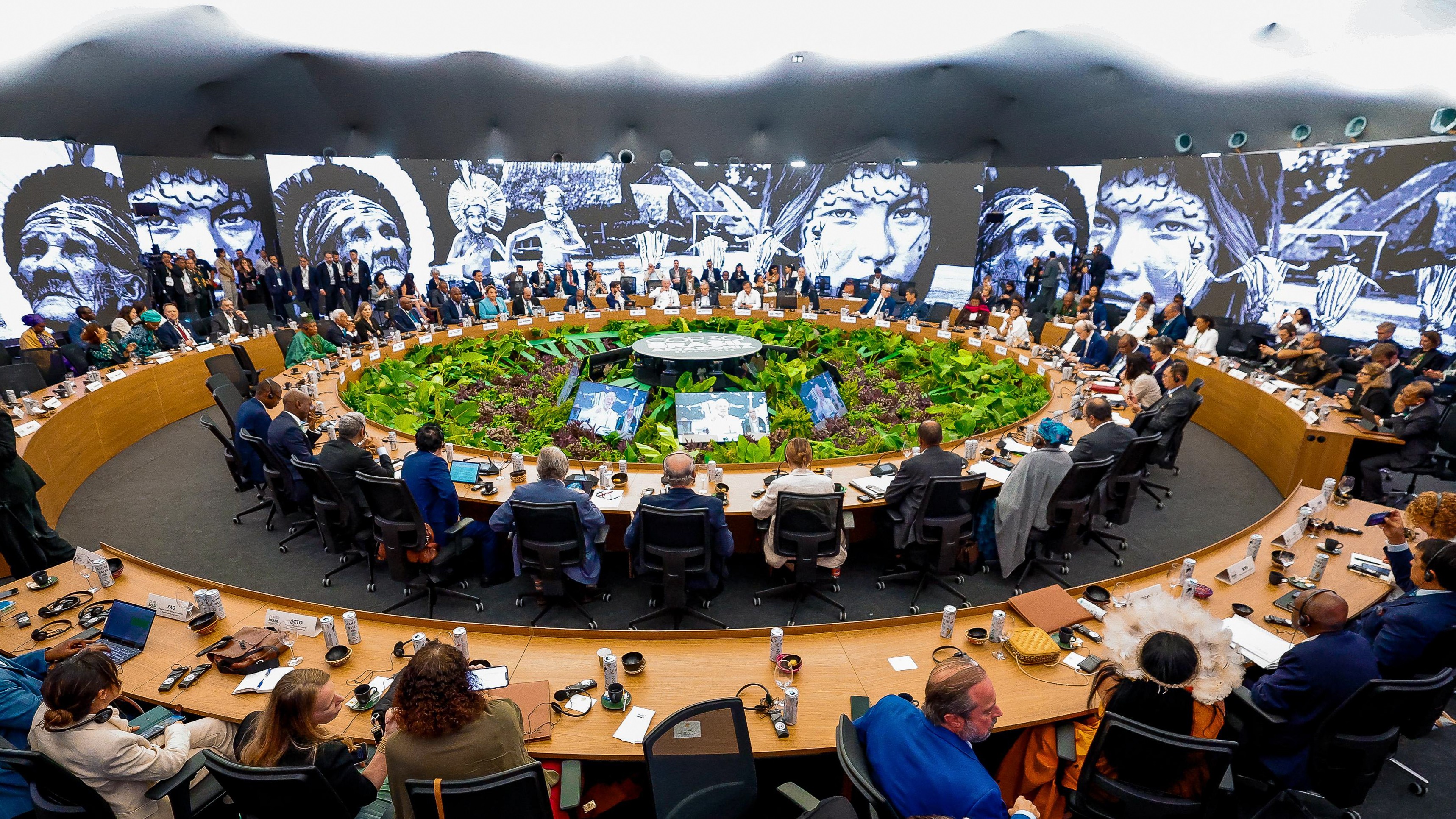 The first thematic session of the Belém Climate Summit focused on the theme “Climate and Nature: Forests and Oceans.” Photo credit: Ricardo Stuckert/Office of the President