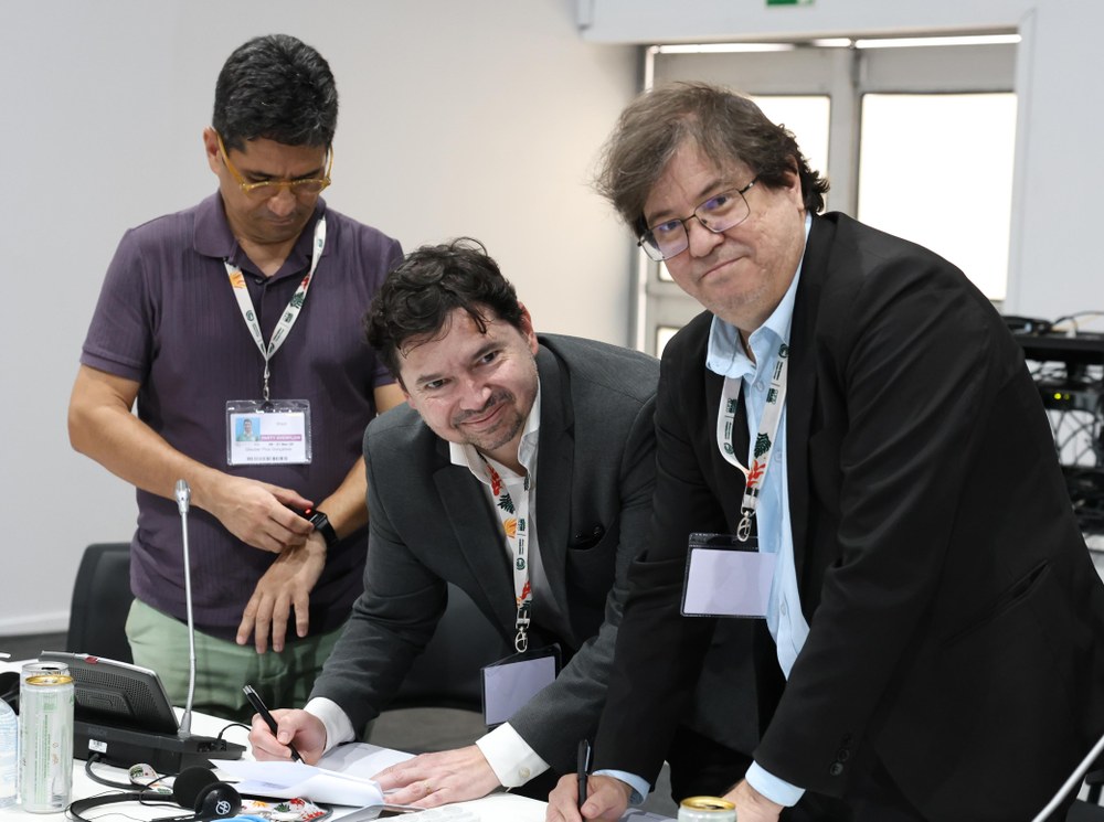 The document was signed by the Director of Planning at Banco do Nordeste and ICLEI’s Regional Advisor for Green Finance and Innovation, Felipe Jukemura. Photo: Fernando Cavalcante