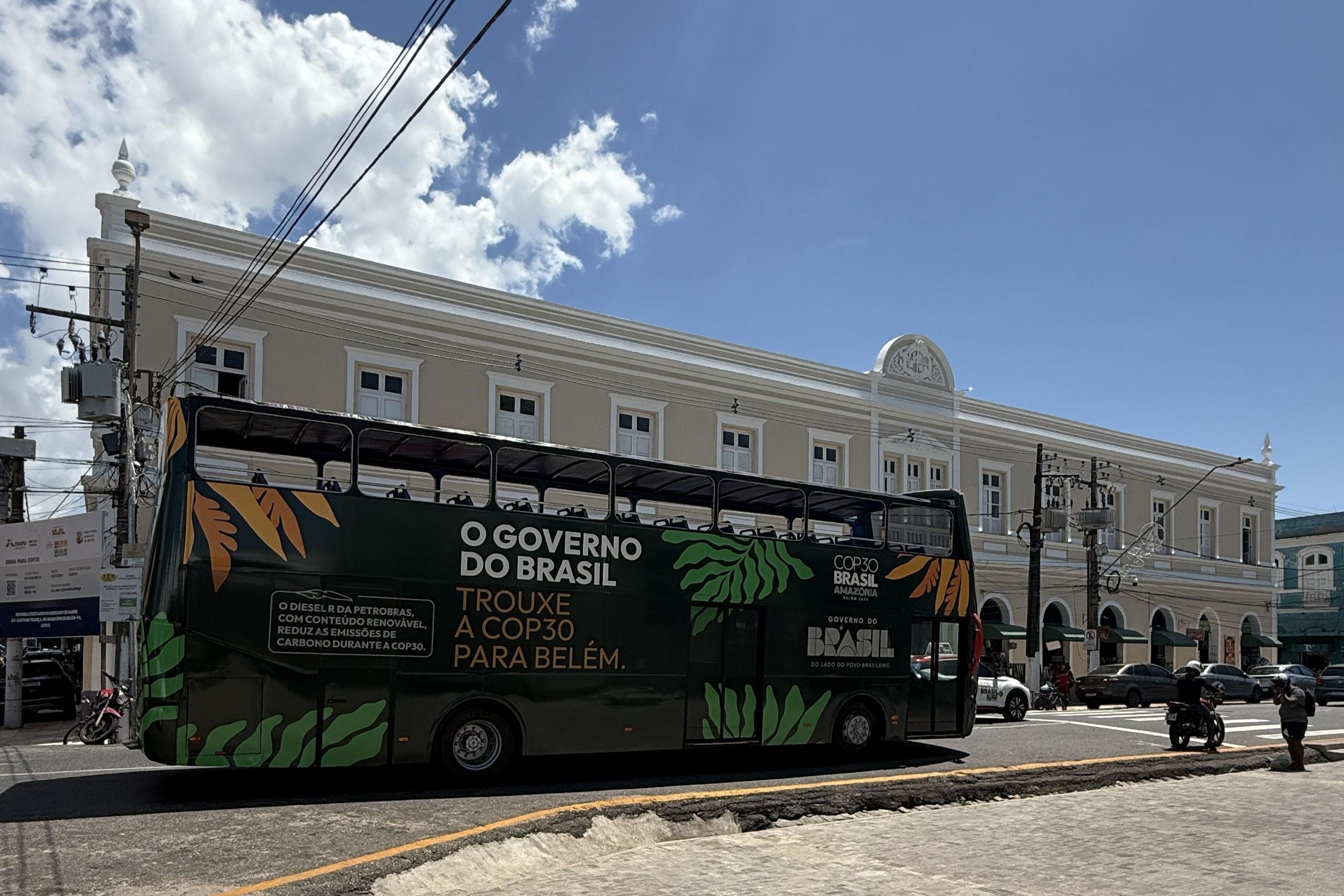 Buses used on the tours run on renewable fuel. Photo: Lucas Benzota