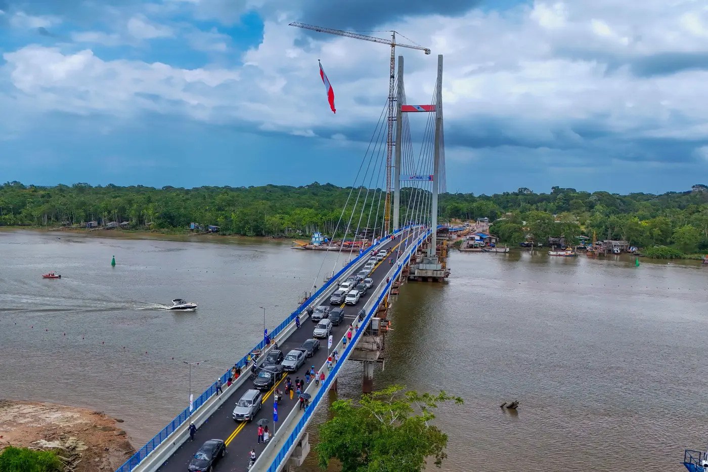 The cable-stayed bridge stretches 507 meters in length and 10.5 meters in width. Photo: Alexandre Costa/Agência Pará