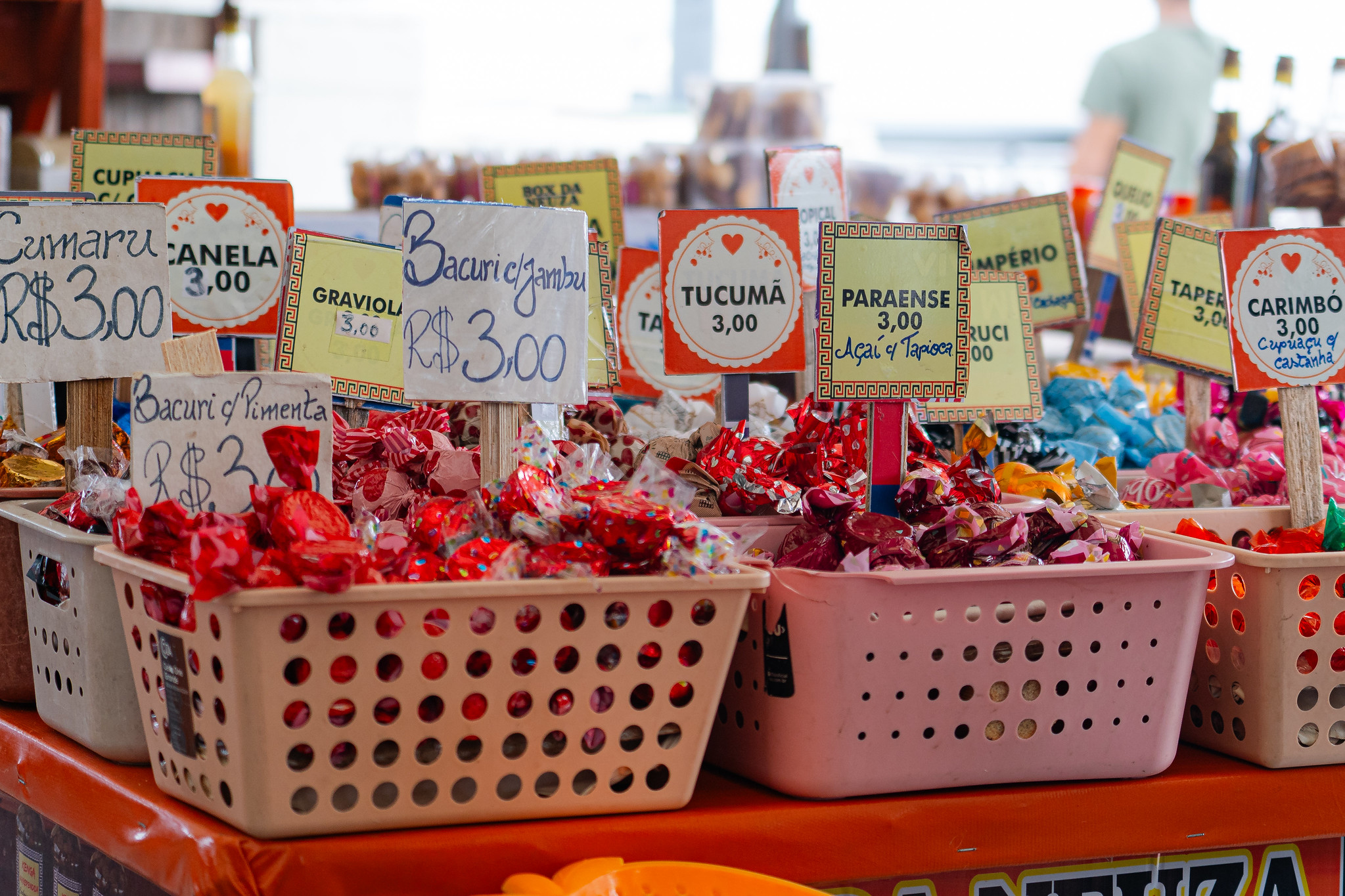 In Belém, you can find handcrafted bonbons filled with a wide variety of regional fruit flavors. Photo: Rafael Medelima / COP30