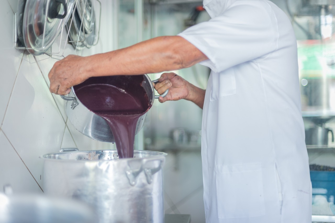 At Ver-o-Peso, açaí is fresh, blended on the spot, and served in true Pará style—unsweetened and accompanied by fried fish. Photo: Getty Images / Wagner Okasaki