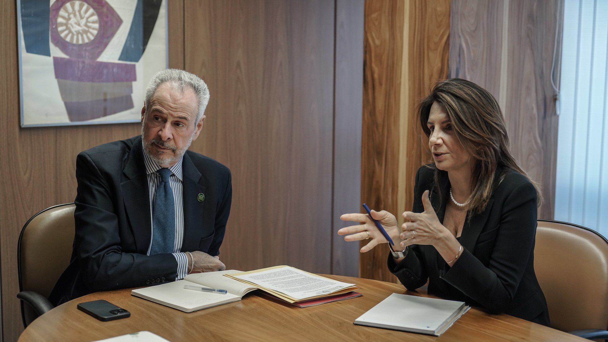 El embajador brasileño y presidente de la COP30, André Corrêa do Lago, y la directora ejecutiva de la COP30, Ana Toni, en reunión en Brasilia, julio | Foto: Rafa Neddermeyer/COP30 Brasil Amazônia/PR