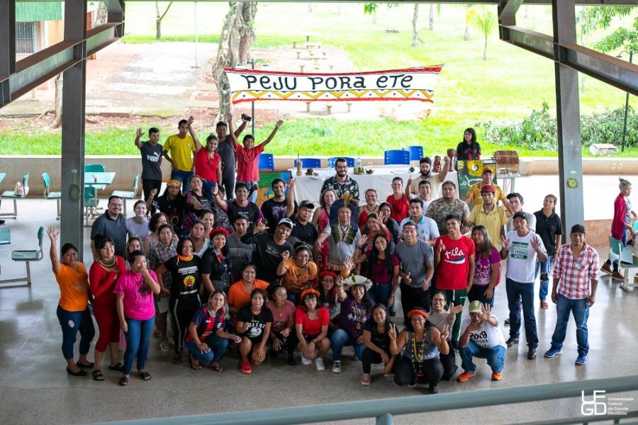 Estudiantes indígenas reunidos en el Centro de Convivencia de la UFGD. Una pancarta en guaraní da la bienvenida. Foto: Divulgación/Universidad de Grande Dourados