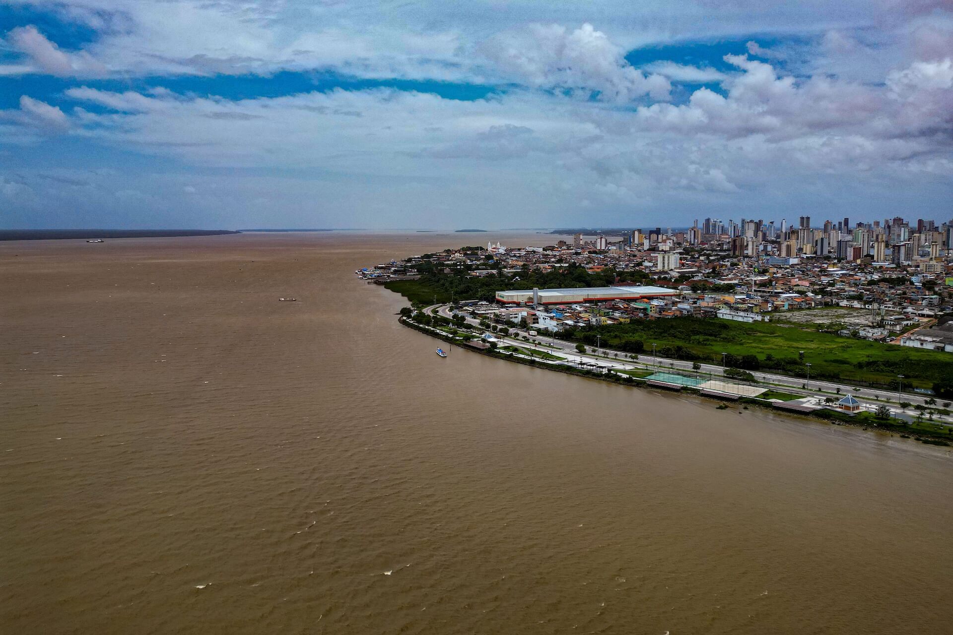 Belém será la sede de la COP30. La capital del estado de Pará se destaca globalmente por su rica historia, cultura e importancia estratégica en la Amazonia. El evento, presidido por Brasil, coloca a la ciudad en el centro de los debates sobre el cambio climático | Foto: Raphael Luz / Agência Pará