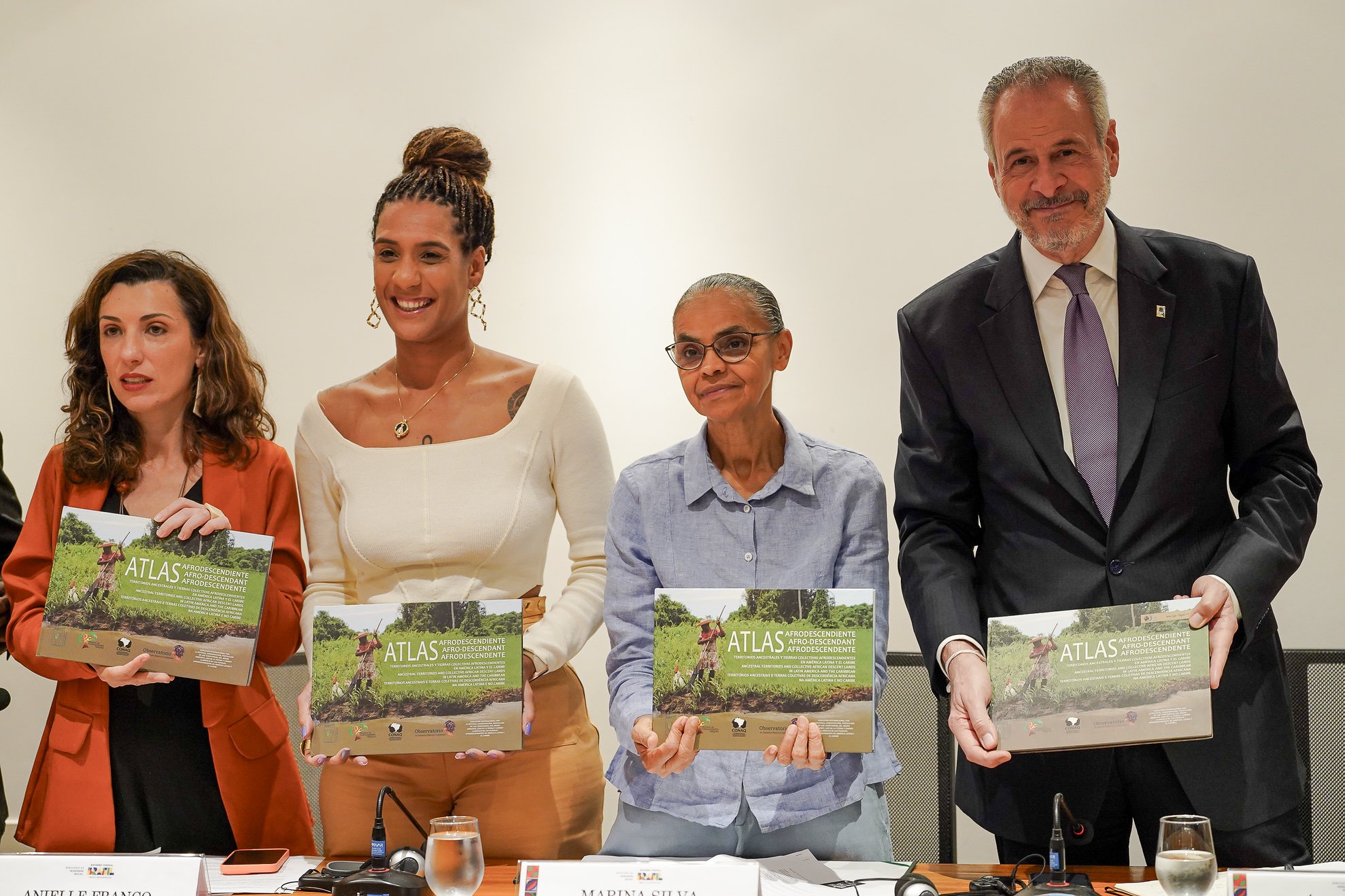 Las ministras de Igualdad Racial, Anielle Franco, y de Medio Ambiente, Marina Silva, recibieron de representantes de la sociedad civil un “Atlas Afrodescendiente”, junto con el presidente de la COP30, André Corrêa do Lago, y la secretaria ejecutiva del Ministerio de Desarrollo Agrario, Fernanda Machiaveli - Foto: Fernando Donasci/MMA