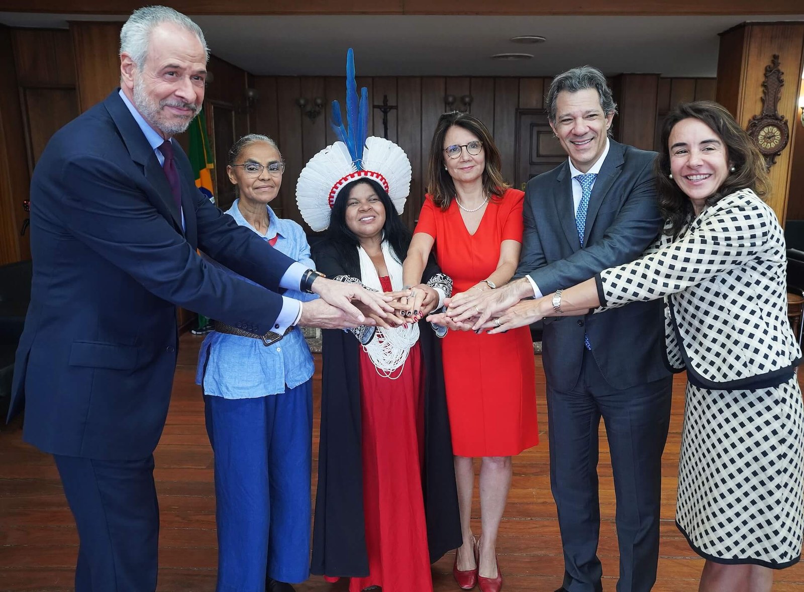 Fernando Haddad, junto a las ministras Marina Silva y Sonia Guajajara, y la embajadora Rosito, entre otras autoridades, lanzan el Círculo de Ministros de Finanzas – Foto: Rogério Cassimiro/MMA