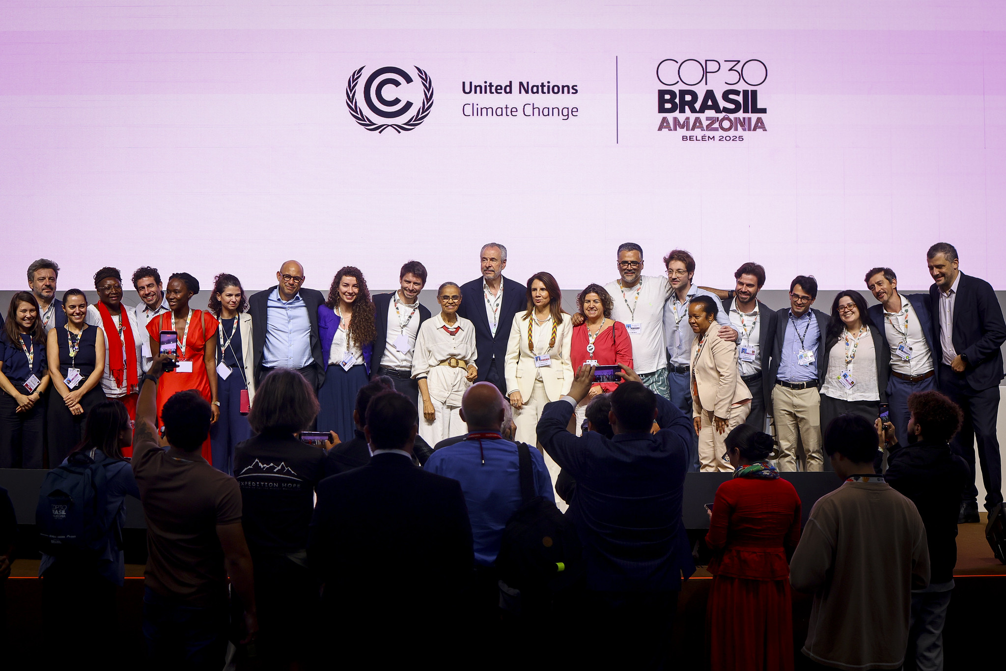 Ambiente de plenaria en la COP30, donde los países alcanzaron consensos sobre transición justa, adaptación e implementación del Acuerdo de París. Imagen: Ueslei Marcelino/COP30