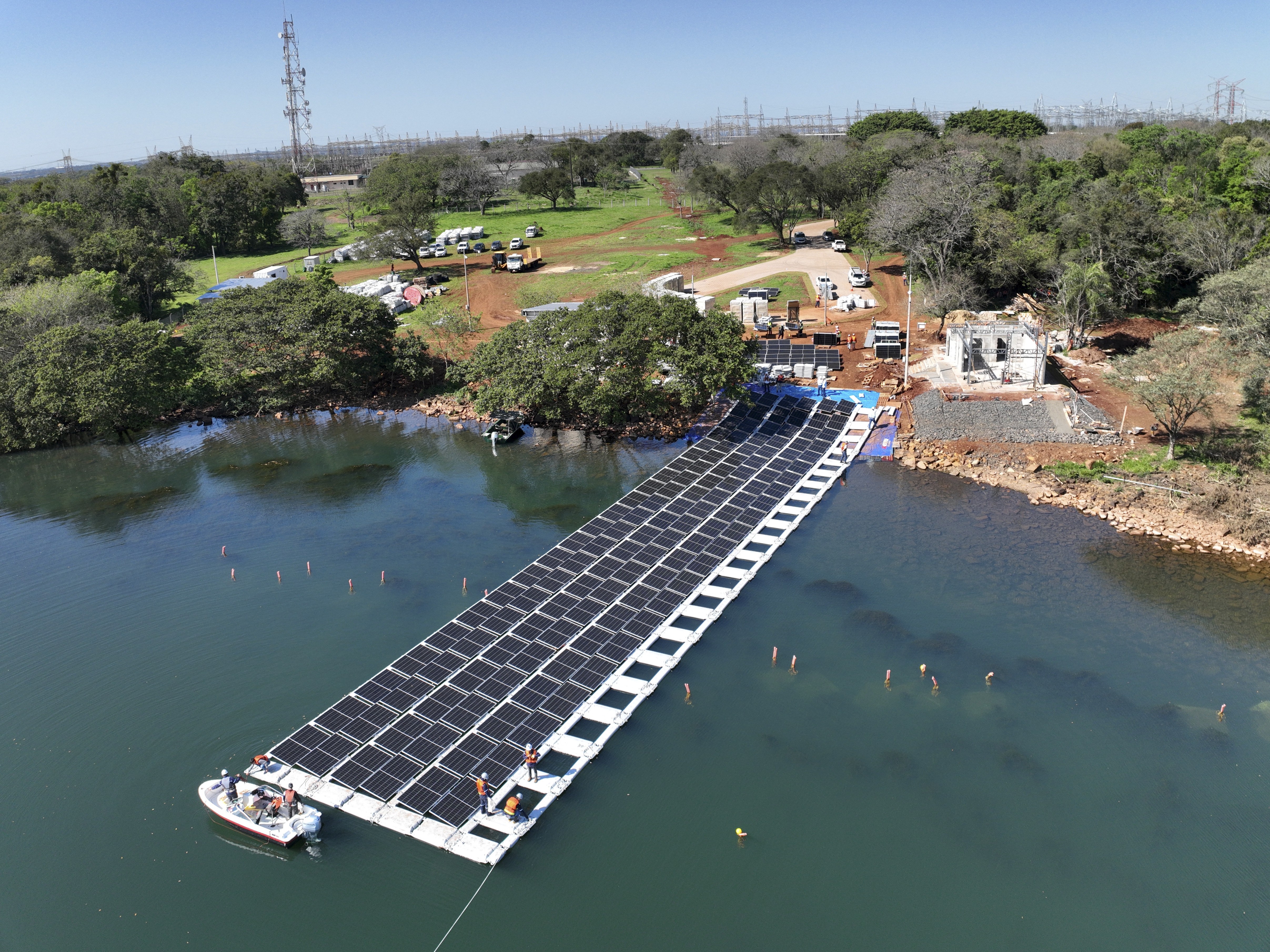 La planta solar flotante tiene como objetivo generar energía limpia para el consumo de la propia hidroeléctrica. Foto: Elder Alejandro Baez Flores / Itaipú Binacional