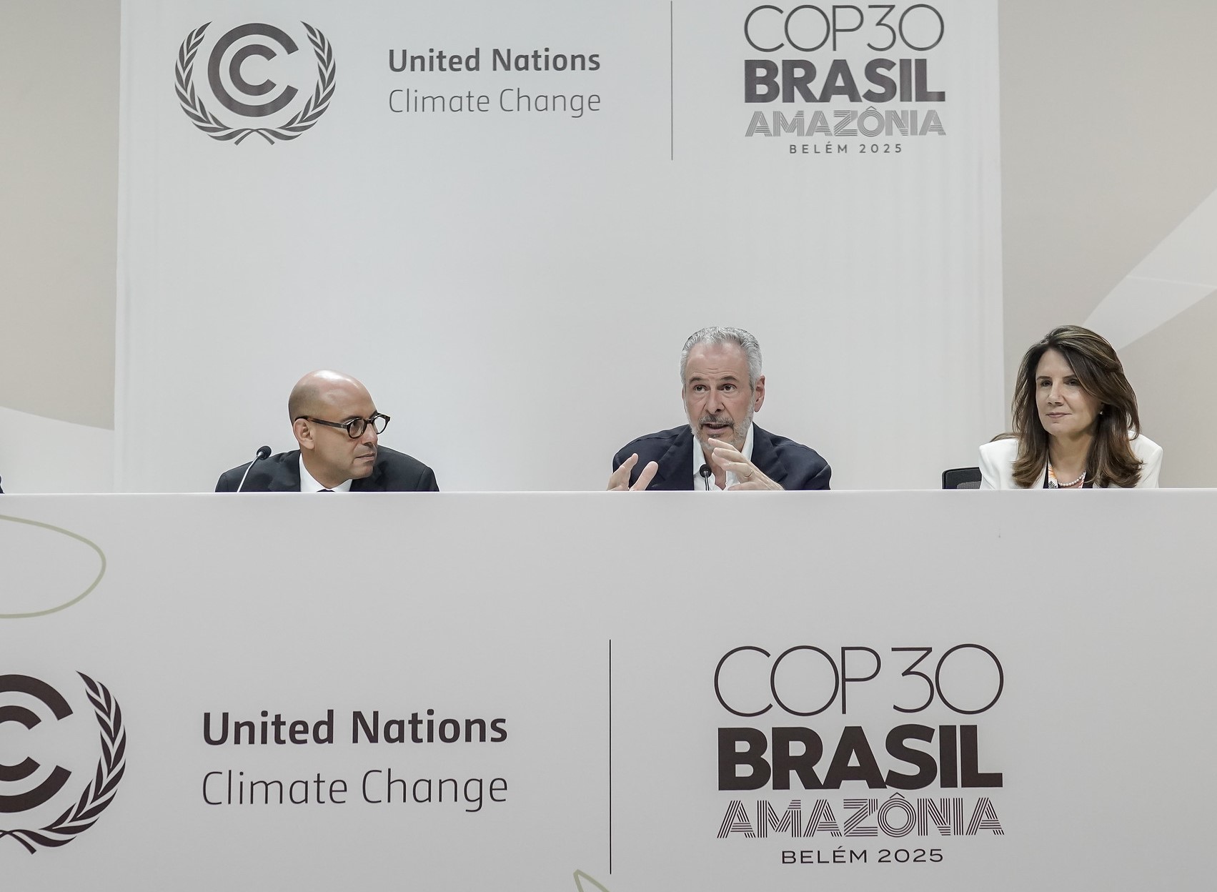 En la foto, el presidente de la COP30, el embajador André Corrêa do Lago (centro), junto al Secretario Ejecutivo de la Convención Marco de las Naciones Unidas sobre el Cambio Climático, Simon Stiell (izquierda); y la CEO de la COP30, Ana Toni (derecha) - Foto: Rafa Neddermeyer/COP30 Brasil