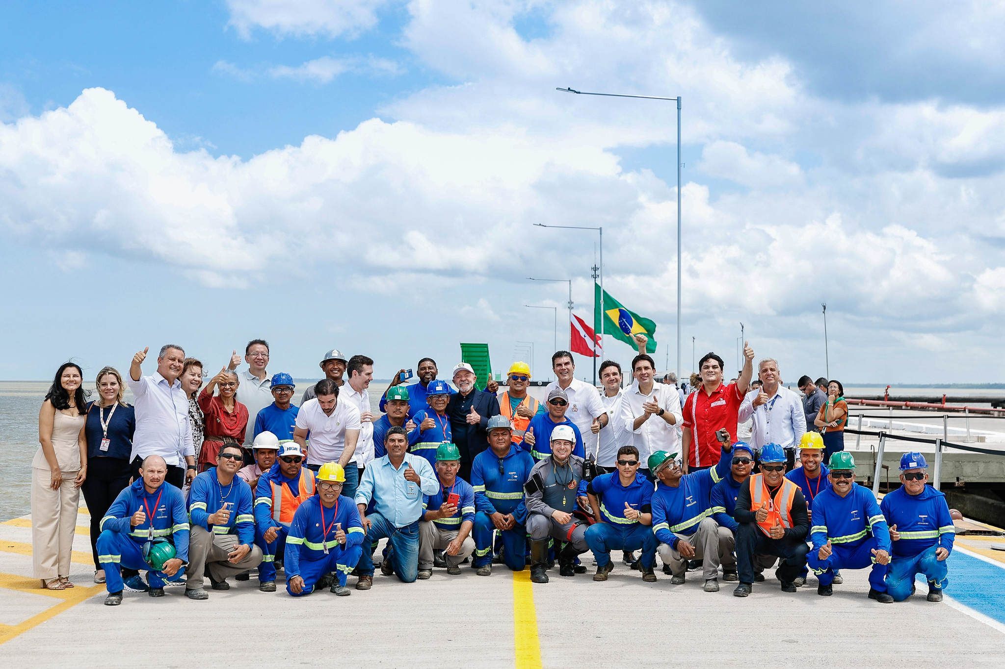 El presidente junto a autoridades de Pará y de Belém, ministros y trabajadores del Puerto de Outeiro: obras en tiempo récord y fortalecimiento de la matriz de exportación de Pará. Foto: Ricardo Stuckert/PR
