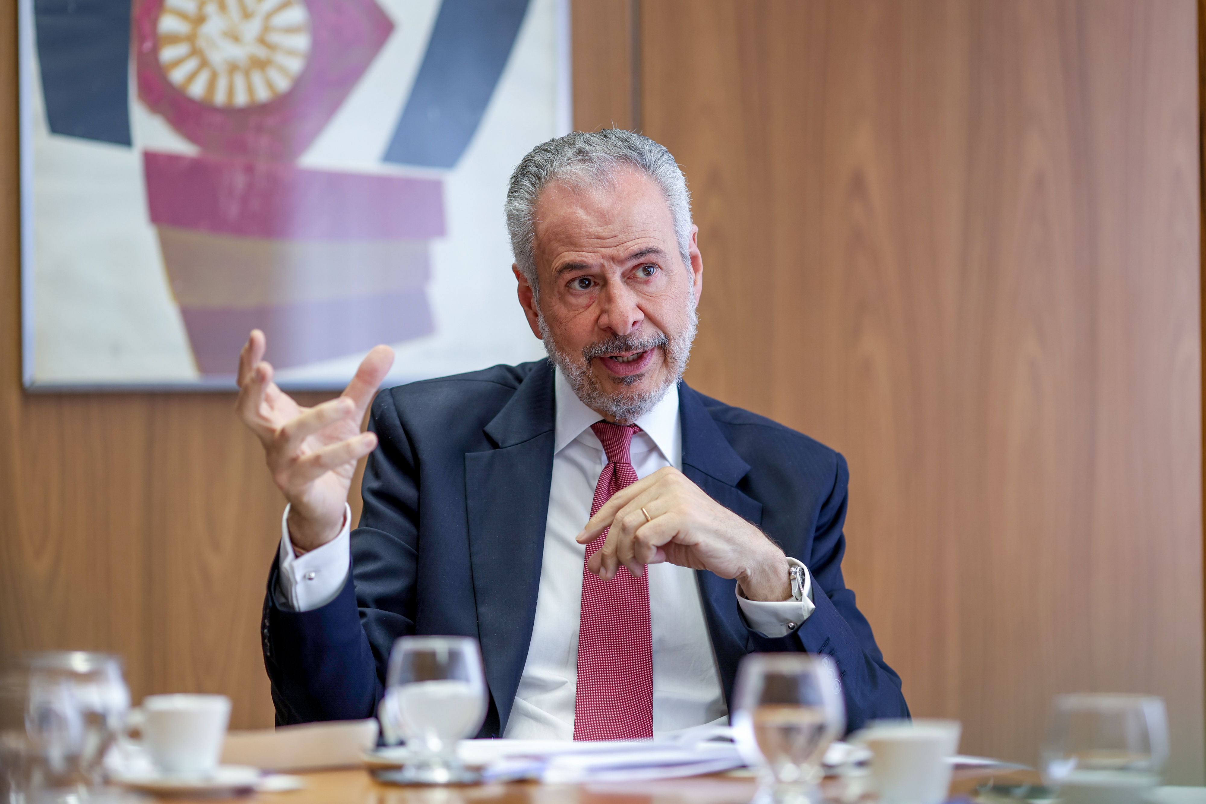 El embajador André Corrêa do Lago presenta la Octava Carta de la Presidencia de la COP30, dedicada a la adaptación climática. Foto: Felipe Werneck / Presidencia COP30