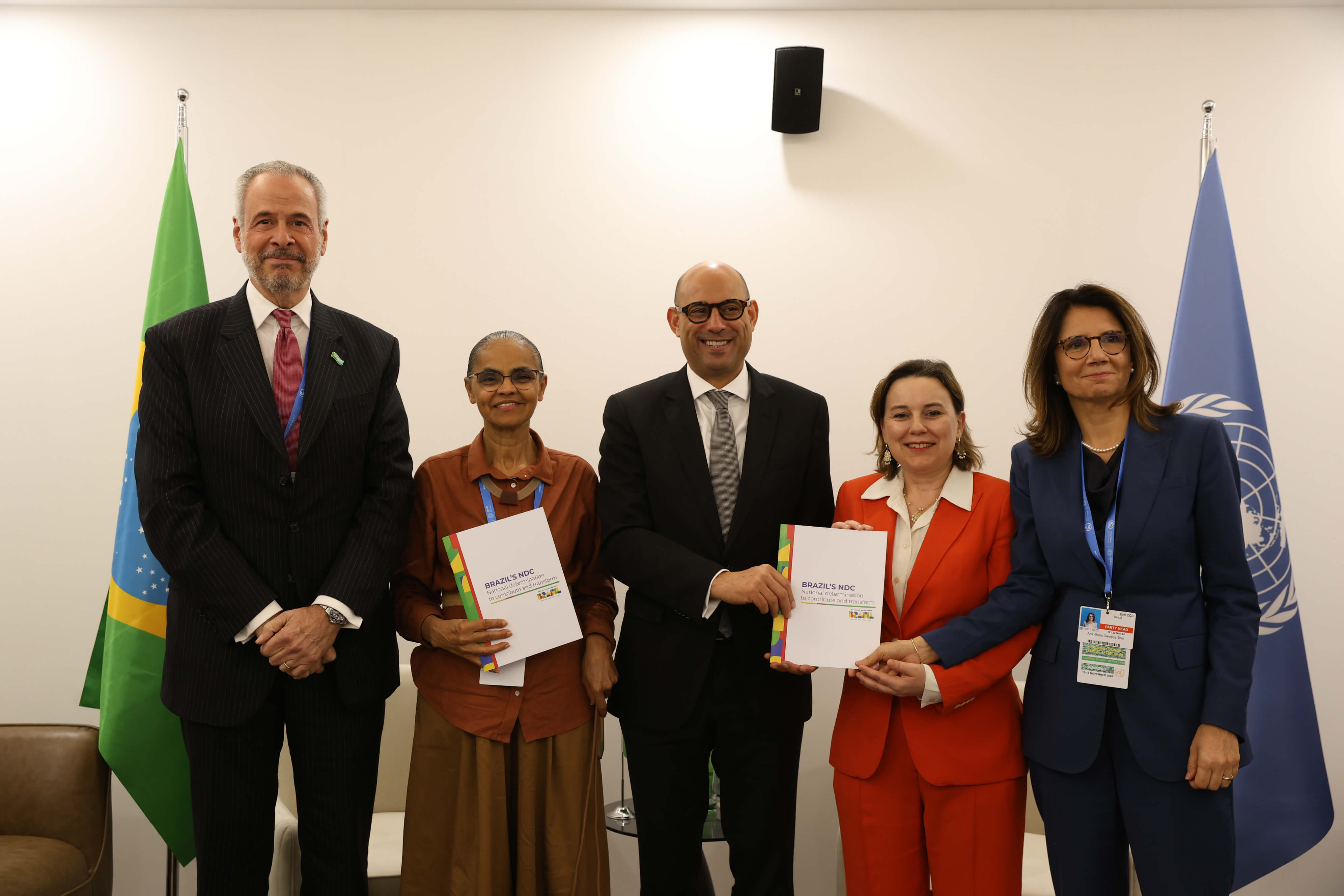 Representantes brasileños y de la ONU en la entrega de las NDC brasileñas en Bakú | Foto: Flickr COP29.