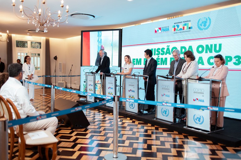 Entrevista coletiva com o embaixador André Corrêa do Lago; Hana Ghassam (vice-governadora); Helder Barbalho (governador do Pará); Valter Correia (COP30); Miriam Belchior (Casa Civil) e Noura Hamladji (UNFCCC) - Foto: Isabela Castilho / COP30 Amazônia