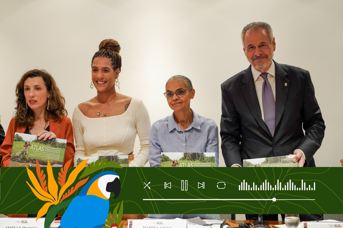 As ministras da Igualdade Racial, Anielle Franco, e do Meio Ambiente, Marina Silva, receberam de representantes da sociedade civil um ‘Atlas Afrodescendentes’, junto com o presidente da COP 30, André Corrêa do Lago, e a secretária-executiva do Ministério do Desenvolvimento Agrário, Fernanda Machiaveli | Foto: Fernando Donasci/MMA