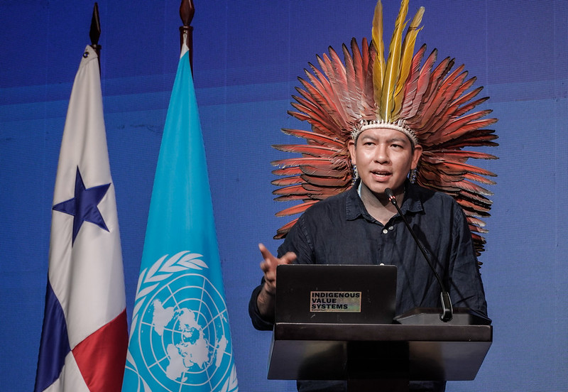 Eric Terena foi o responsável por apresentar o termo ‘mutirão’, do tupi-guarani, durante momento da presidência da COP 30 na Semana do Clima do Panamá - Foto: Rafael Neddermeyer/COP30