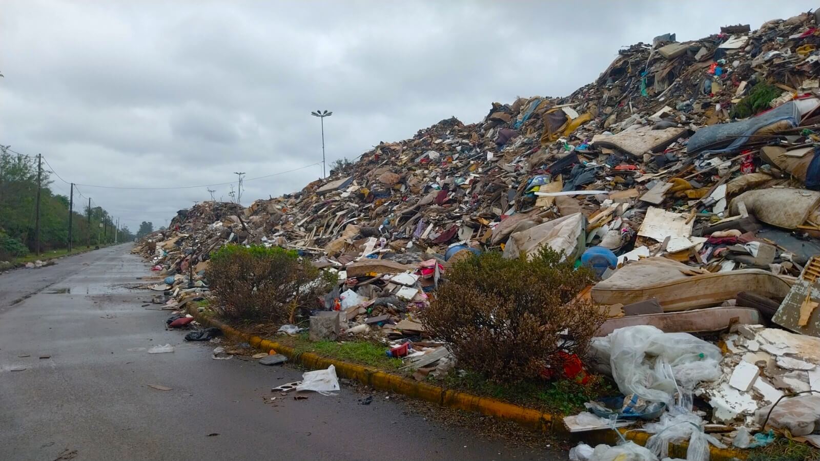 Eduardo Gomes Park in Canoas turned into a dumping ground for flood debris | Foto: Roseli Pereira Dias