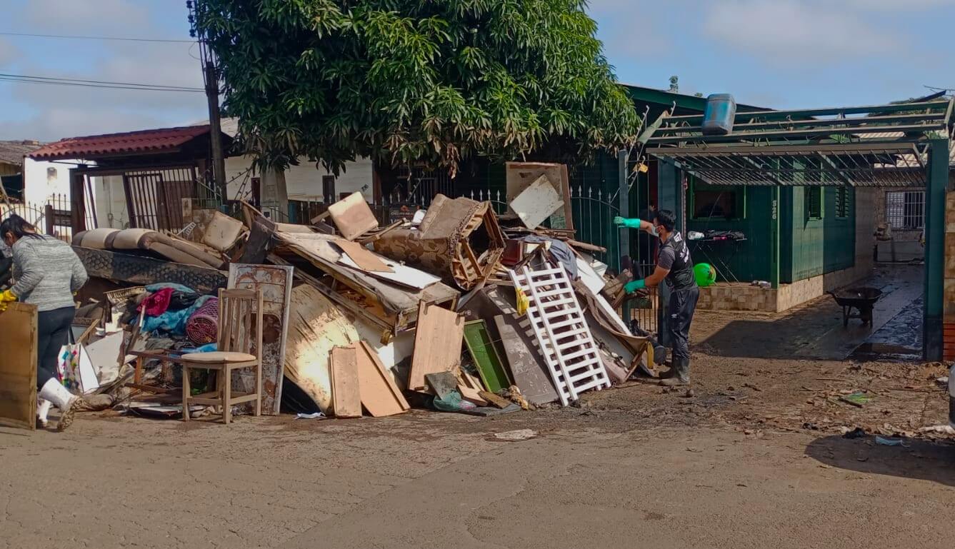 With the retreat of the waters in Mathias Velho, the largest neighborhood in Canoas, families recorded losses, and the streets were taken over by furniture, mattresses, clothes, and objects | Foto: Jodele Molina