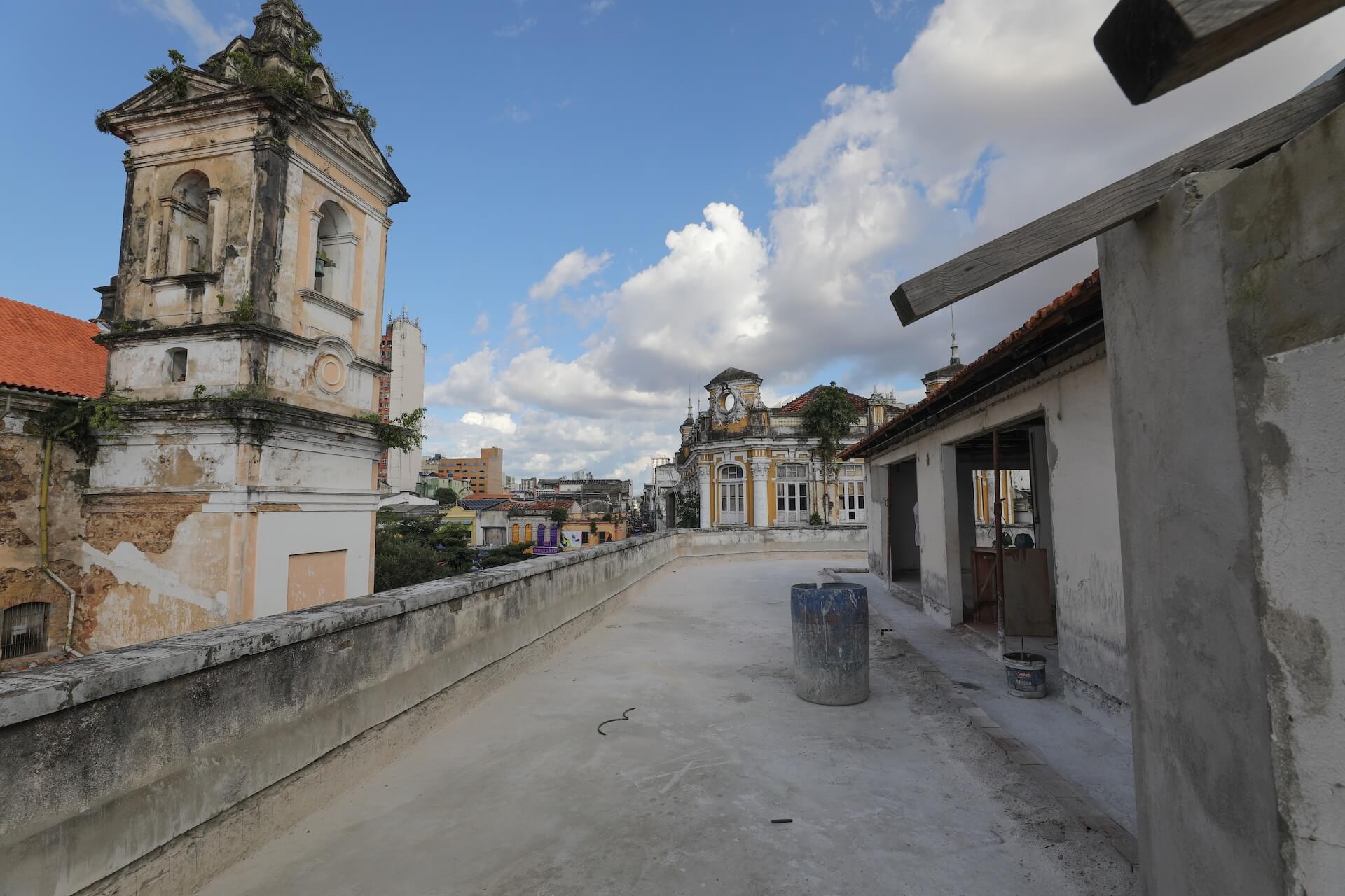 The building is located next to the Church of Nossa Senhora das Mercês, which is also part of the city's Historical and Artistic Heritage. Jorge Vidal/SEINFRA Belém