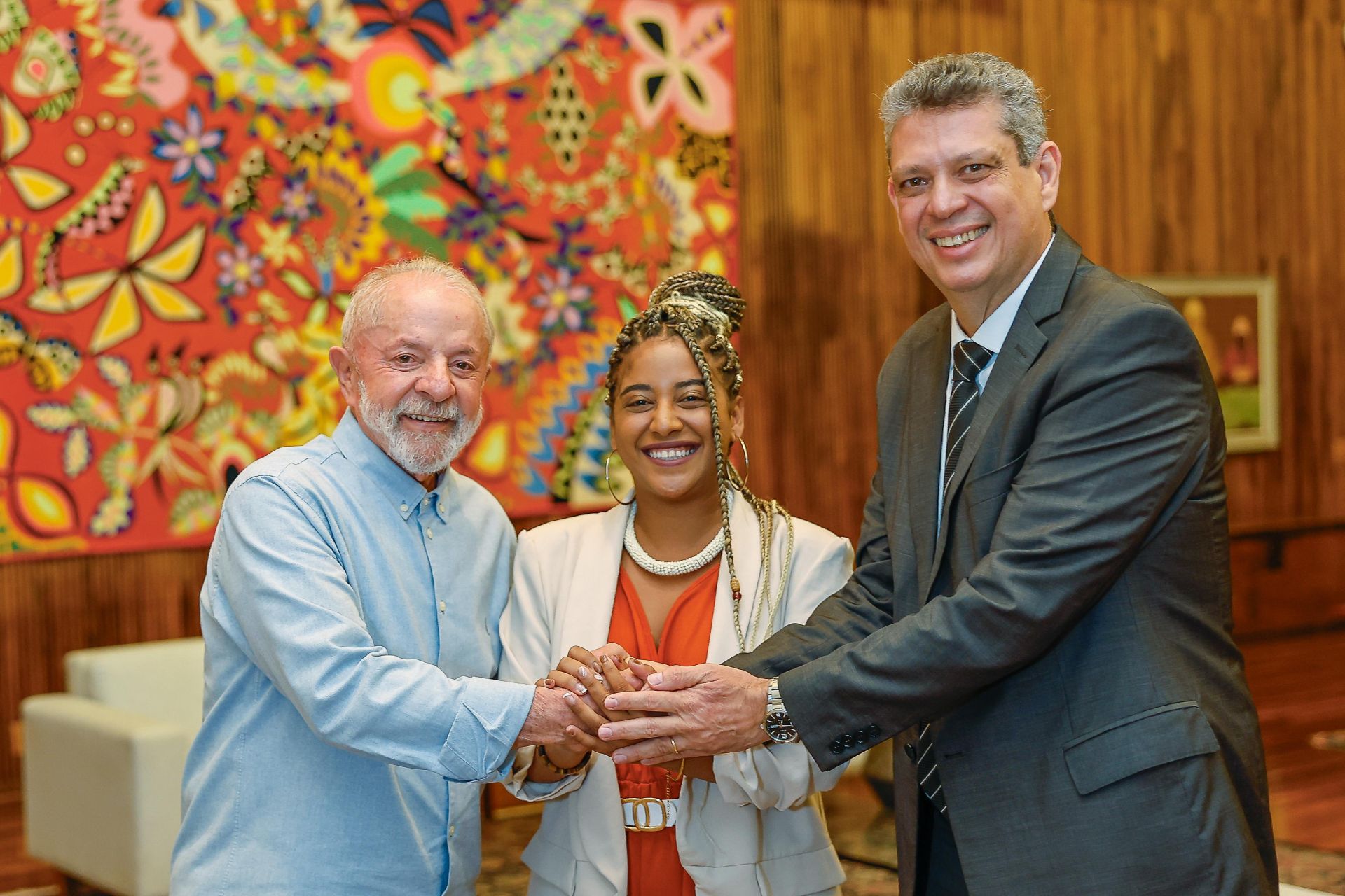 O presidente Lula, Marcele Oliveira, a Jovem Campeã do Clima da COP30, e o ministro Macedo | Foto: Ricardo Stuckert/PR