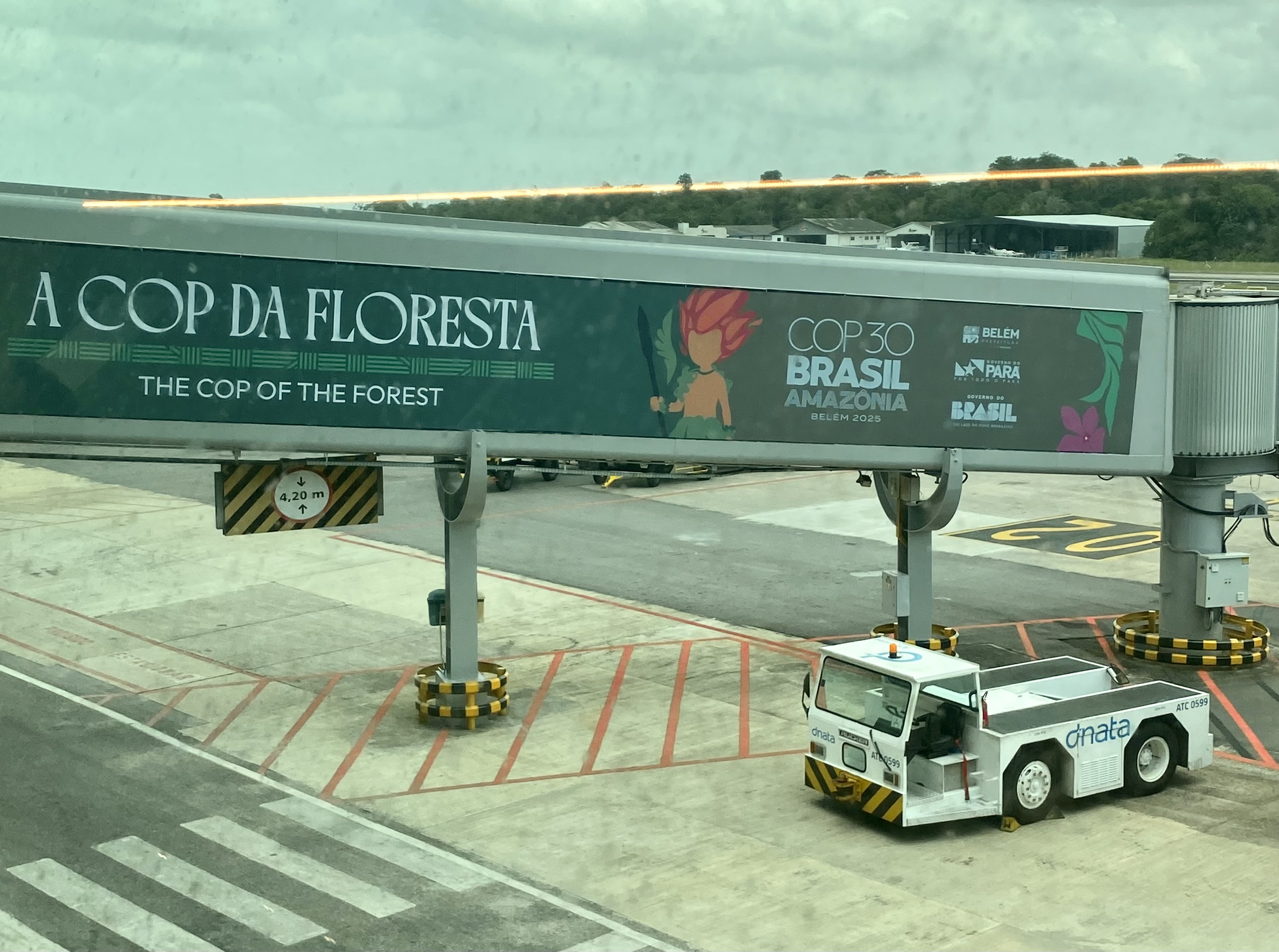 Já no aeroporto de Belém uma imagem do Curupira e da COP30 espera quem desembarca das aeronaves. Foto: Mayara Souto/COP30
