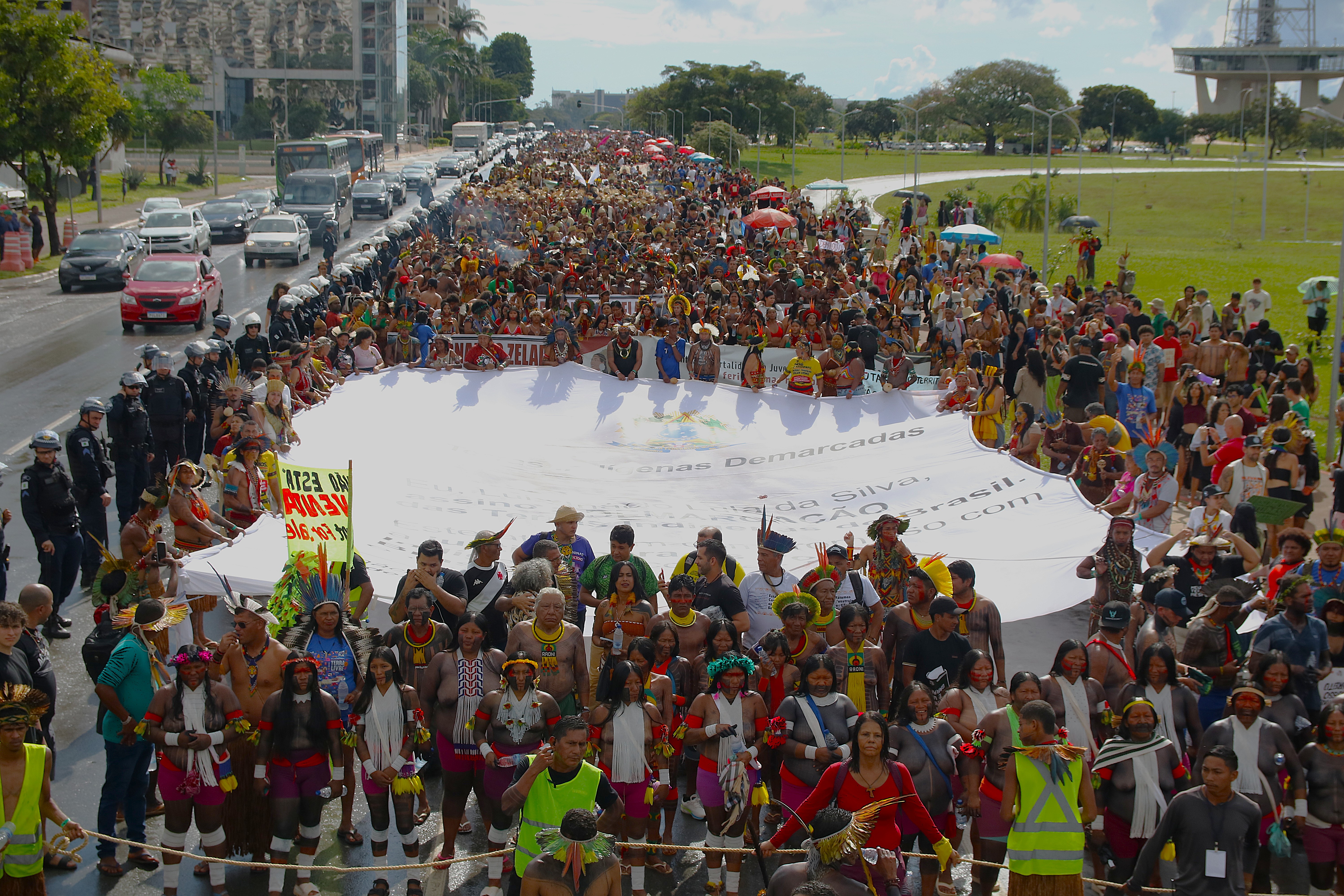 Milhares de indígenas marcharam na Esplanada dos Ministérios e cobraram a demarcação de terras e o direito aos territórios - Foto: Leandro Molina