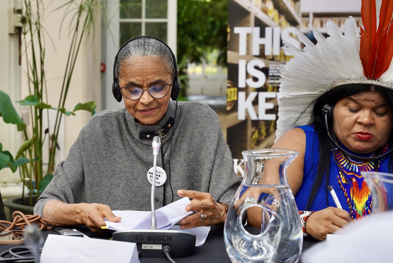 Las ministras Marina Silva (MMA) y Sonia Guajajara (MPI) durante reunión ministerial en Londres esta semana — Foto: Fernando Donasci / MMA