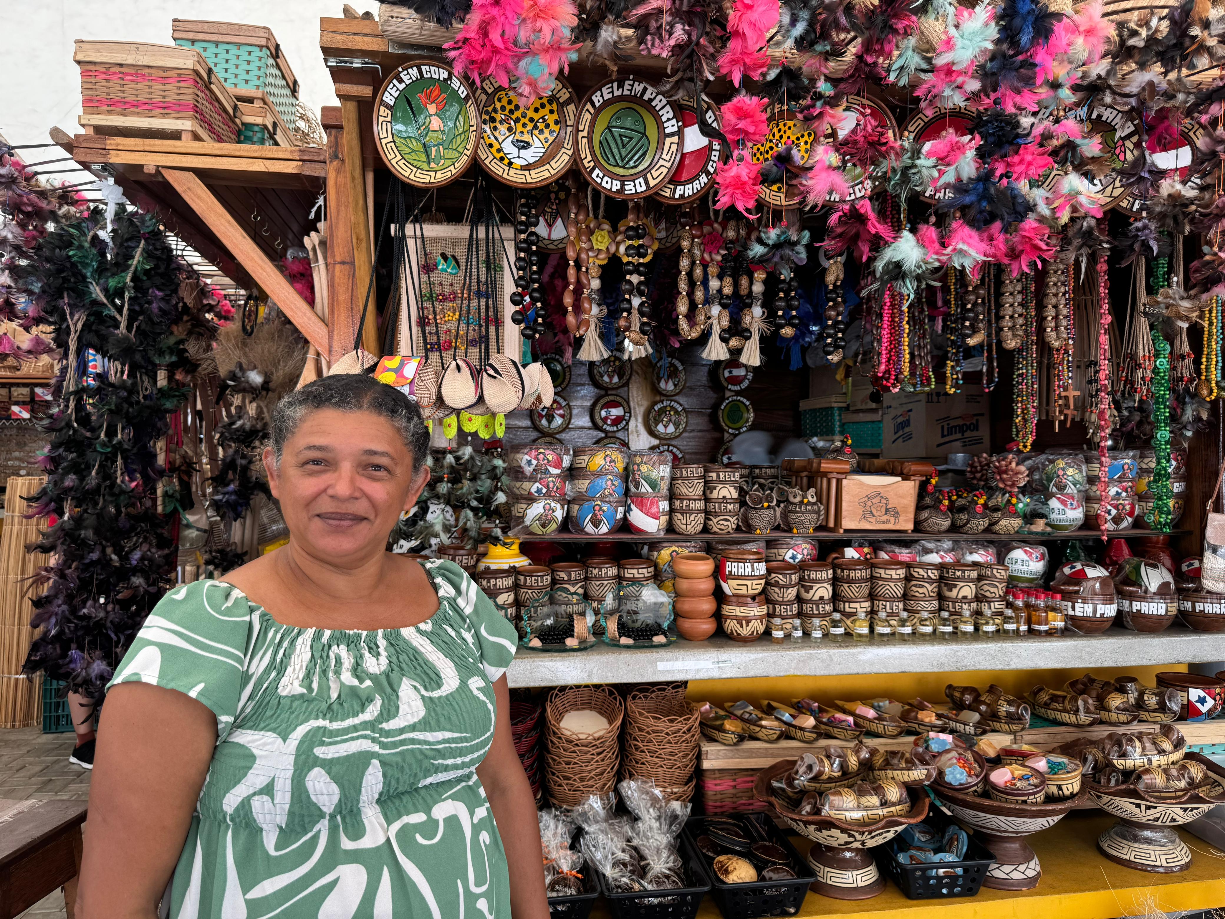 A artesã Luzilena está com o estoque cheio de lembrançinhas da COP30. Foto: Gabriel Della Giustina