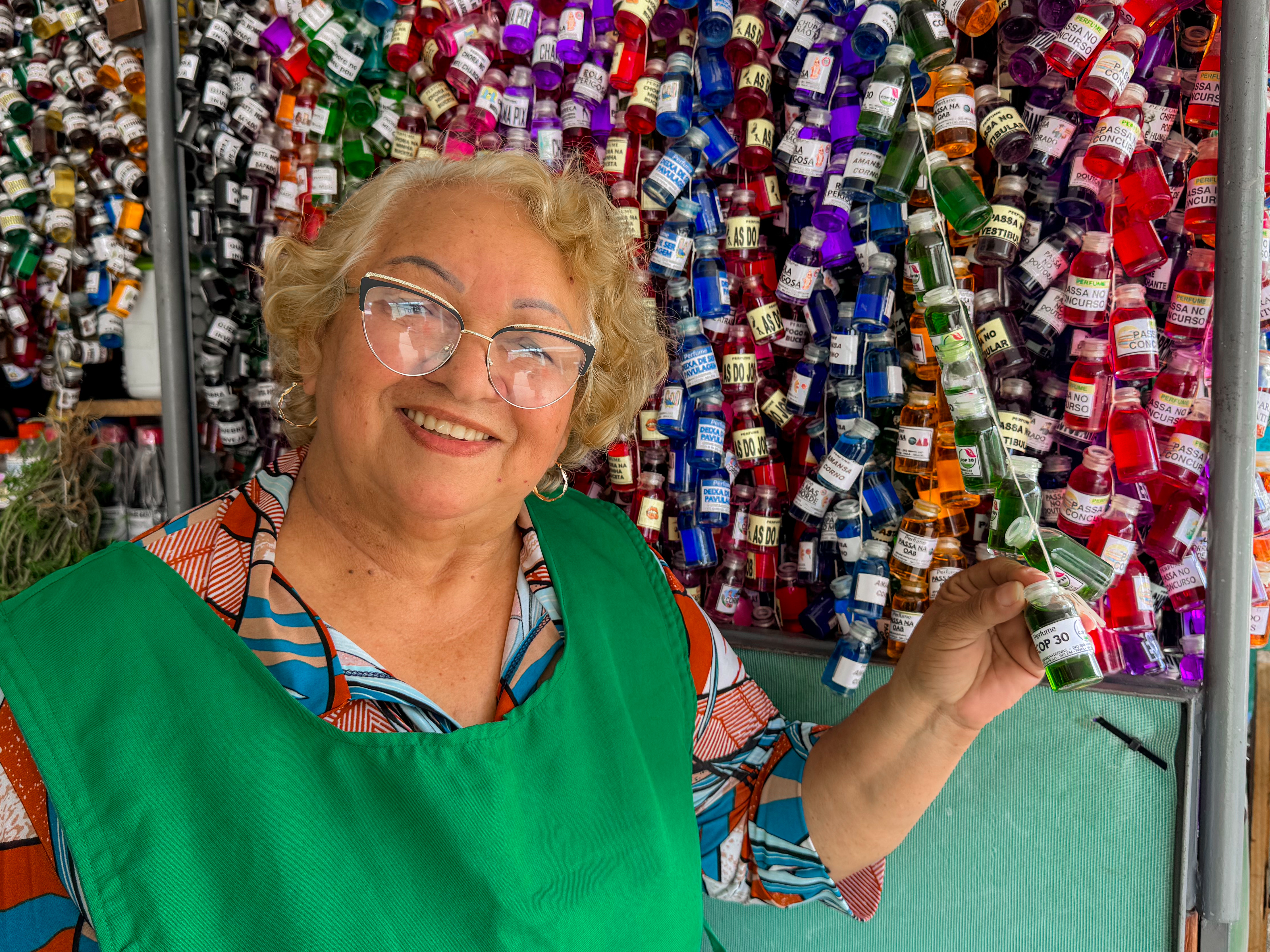 Maria Iracilda preparou um perfume especial para a COP30. Foto: Maria Eduarda Maranhão / COP30