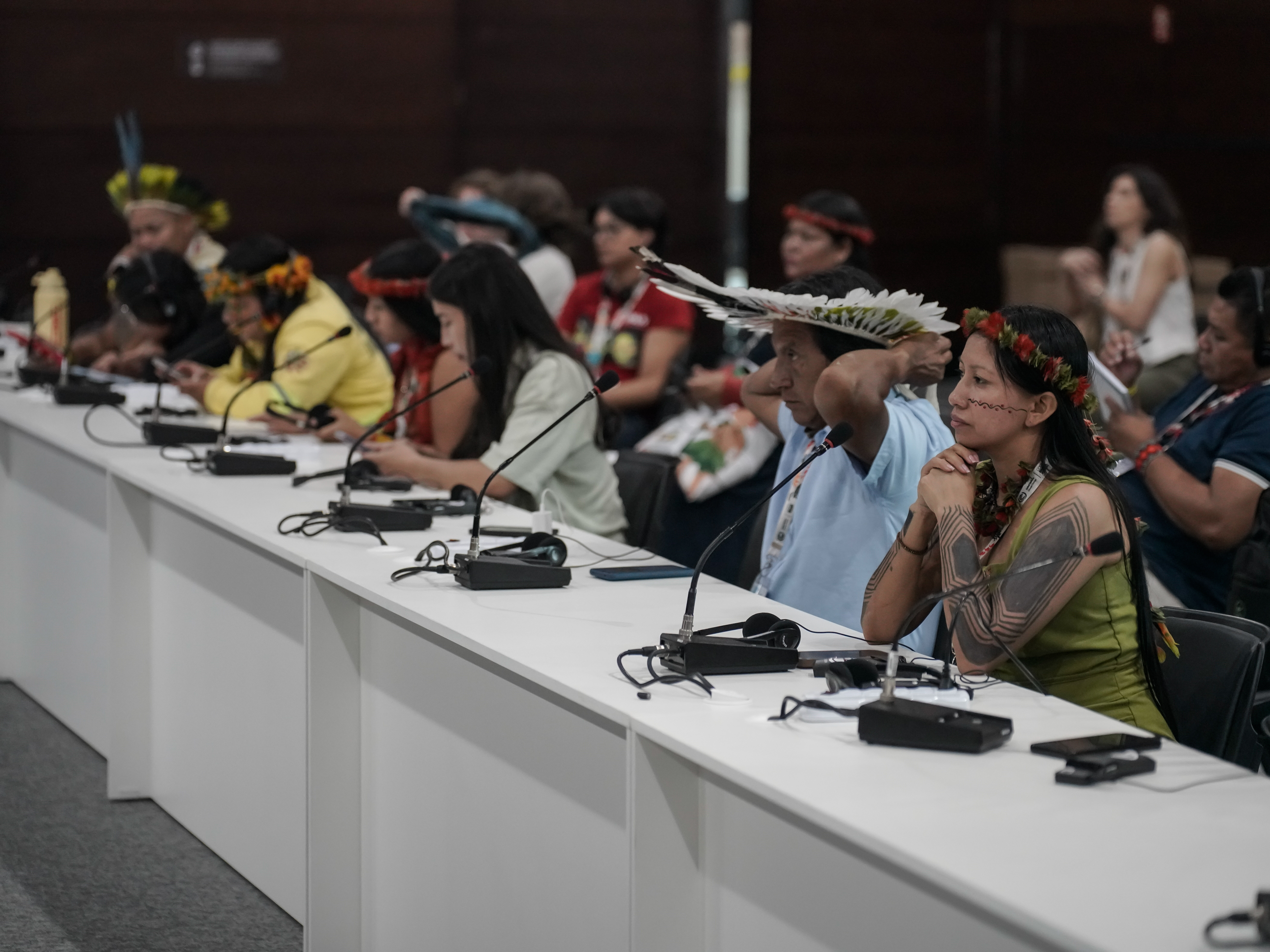 Indigenous peoples participate in the debate. Image: Rafael Neddermeyer/COP30 