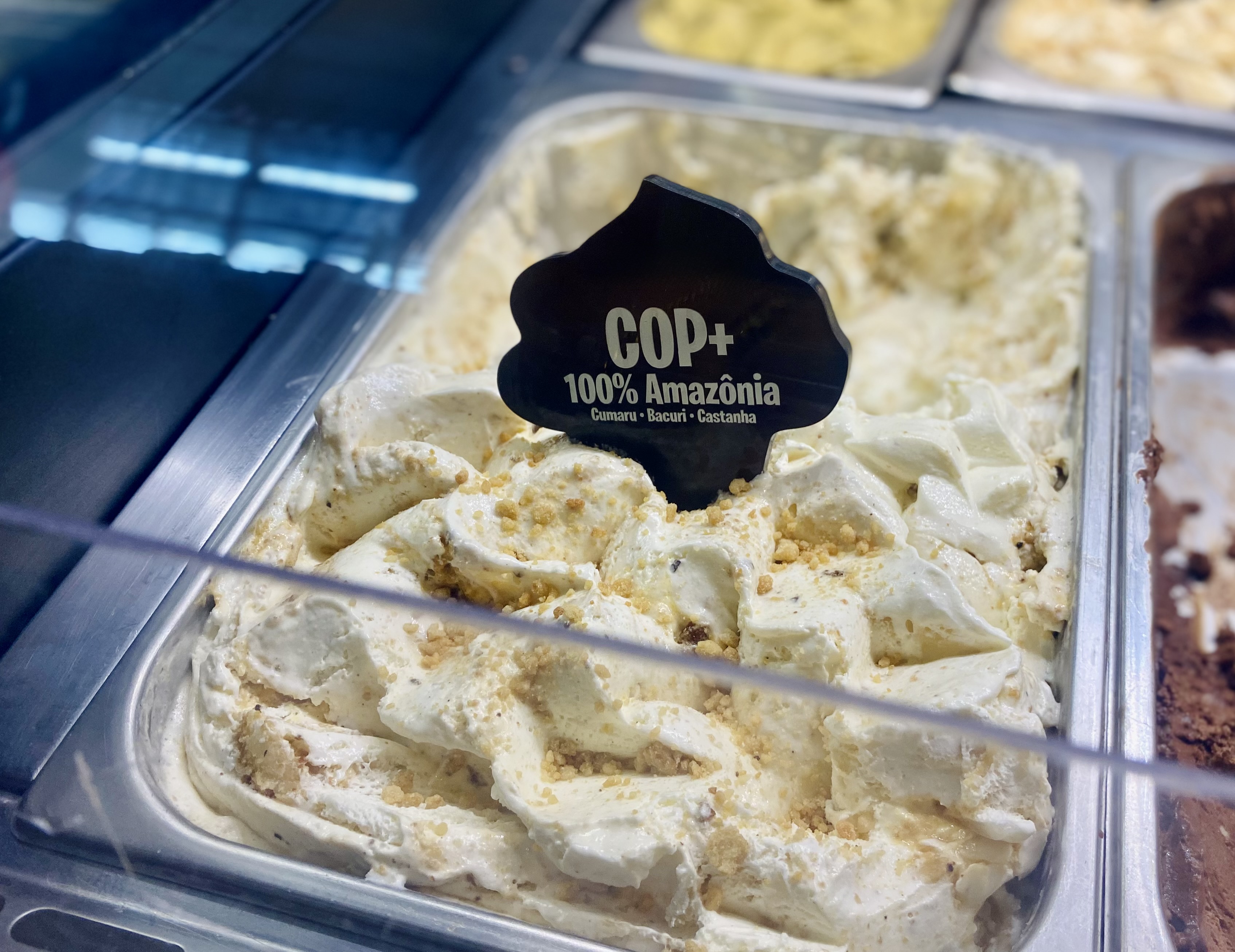 Um dos sorvetes reúne ingredientes 100% amazônicos: cumaru, castanha-do-pará e bacuri. Foto: Mayara Souto / COP30