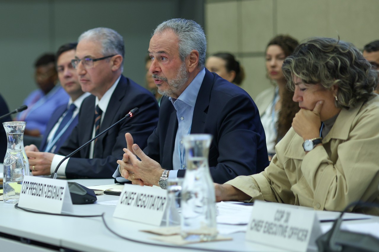 Na foto, da esquerda para a direita: o presidente da COP29, Mukhtar Babayev, ministro do Azerbaijão para Ecologia e Recursos Naturais; o presidente da COP30, Embaixador André Corrêa do Lago; e a embaixadora e negociadora-chefe do Brasil para o clima e diretora do Departamento de Clima do Itamaraty, Liliam Chagas
