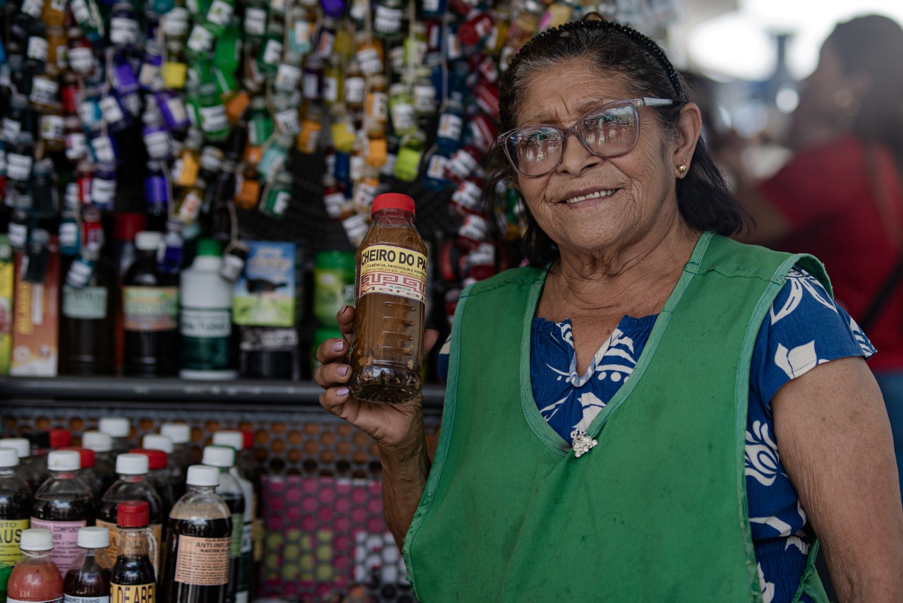 Há 55 anos Maria dos Anjos vende seus produtos no Ver-o-Peso. Ela está animada com a reforma de sua barraca — Foto: Rafael Medelima