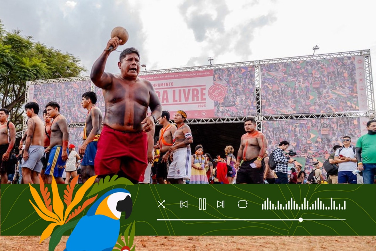 Indígenas de diversas regiões do Brasil e de outros países acompanharam o lançamento do Círculo de Povos Indígenas no Acampamento Terra Livre, em Brasília | Crédito: Rafael Medeiros/COP30