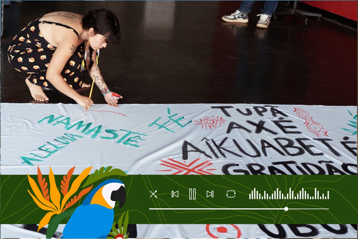 Interjecciones religiosas fueron pintadas en una gran pancarta durante el evento. Foto: Gabriel Della Giustina / COP30