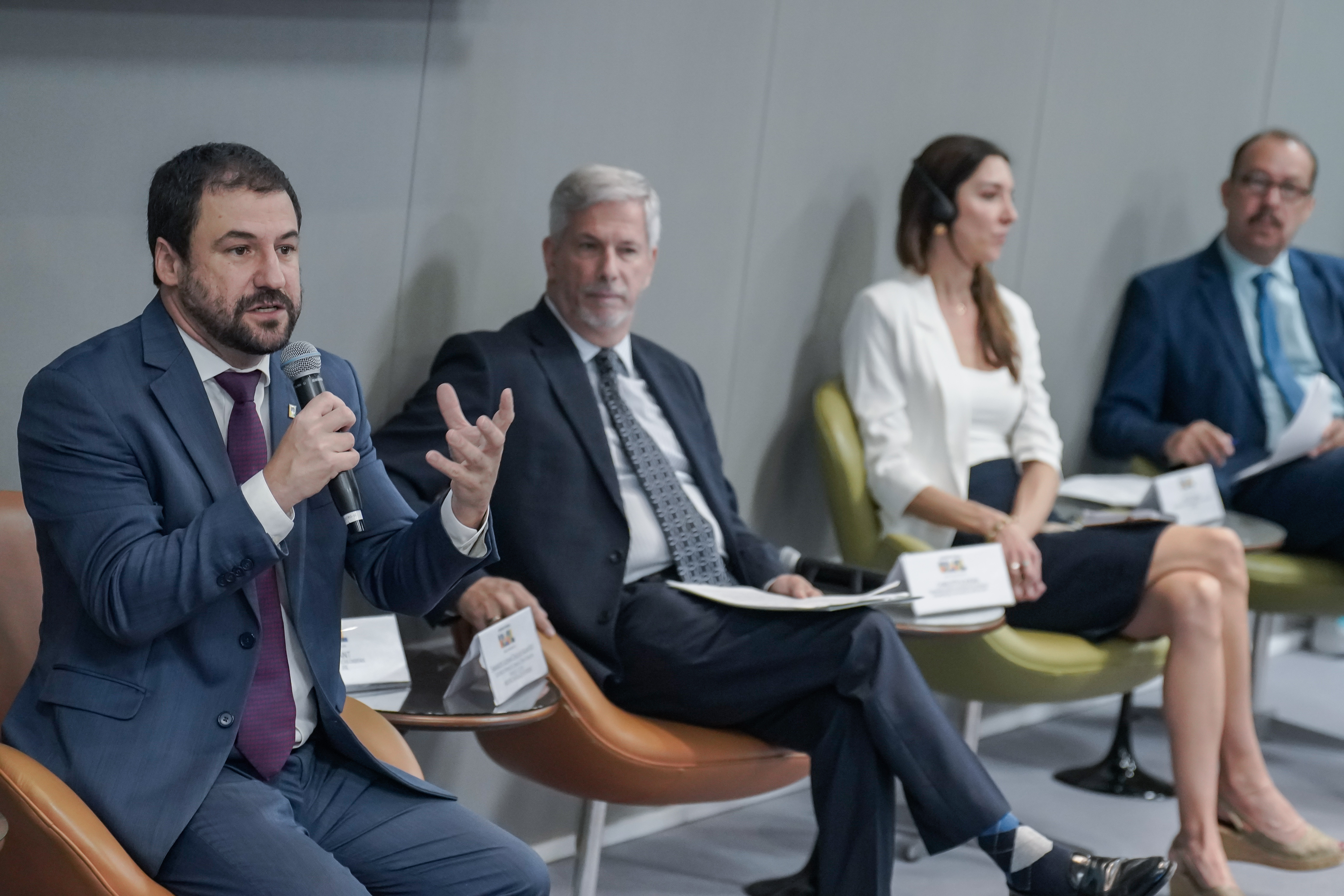 João Brant and Laudemar Neto stressed the importance of integrating information for the country's development. Rafa Neddermeyer/COP30 Amazônia