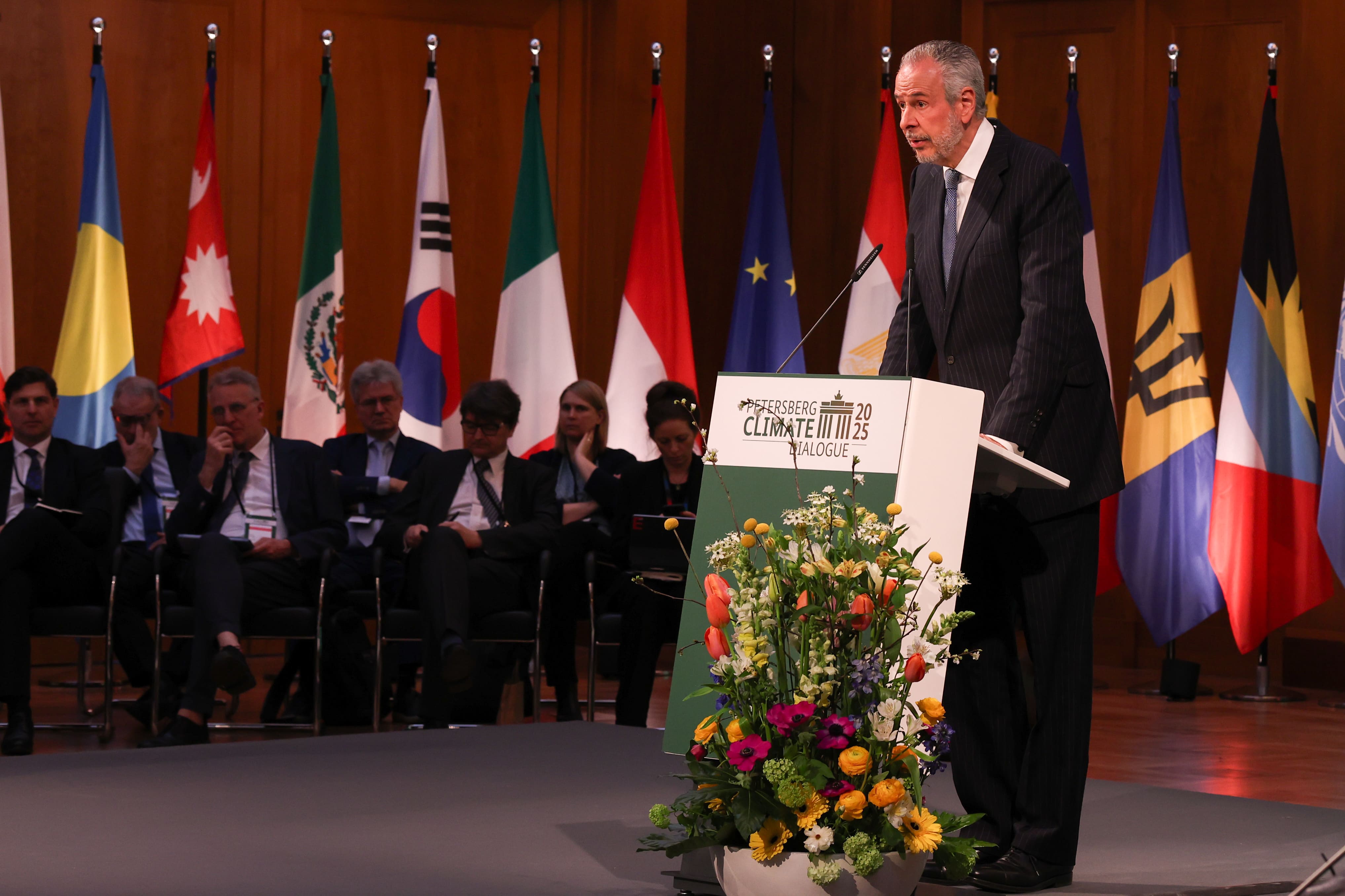 O embaixador André Corrêa do Lago, presidente da COP30, abre o 16º Diálogo Climático de Petersberg, convidando os países para um mutirão em prol do desenvolvimento sustentável. Foto: Divulgação/MMA