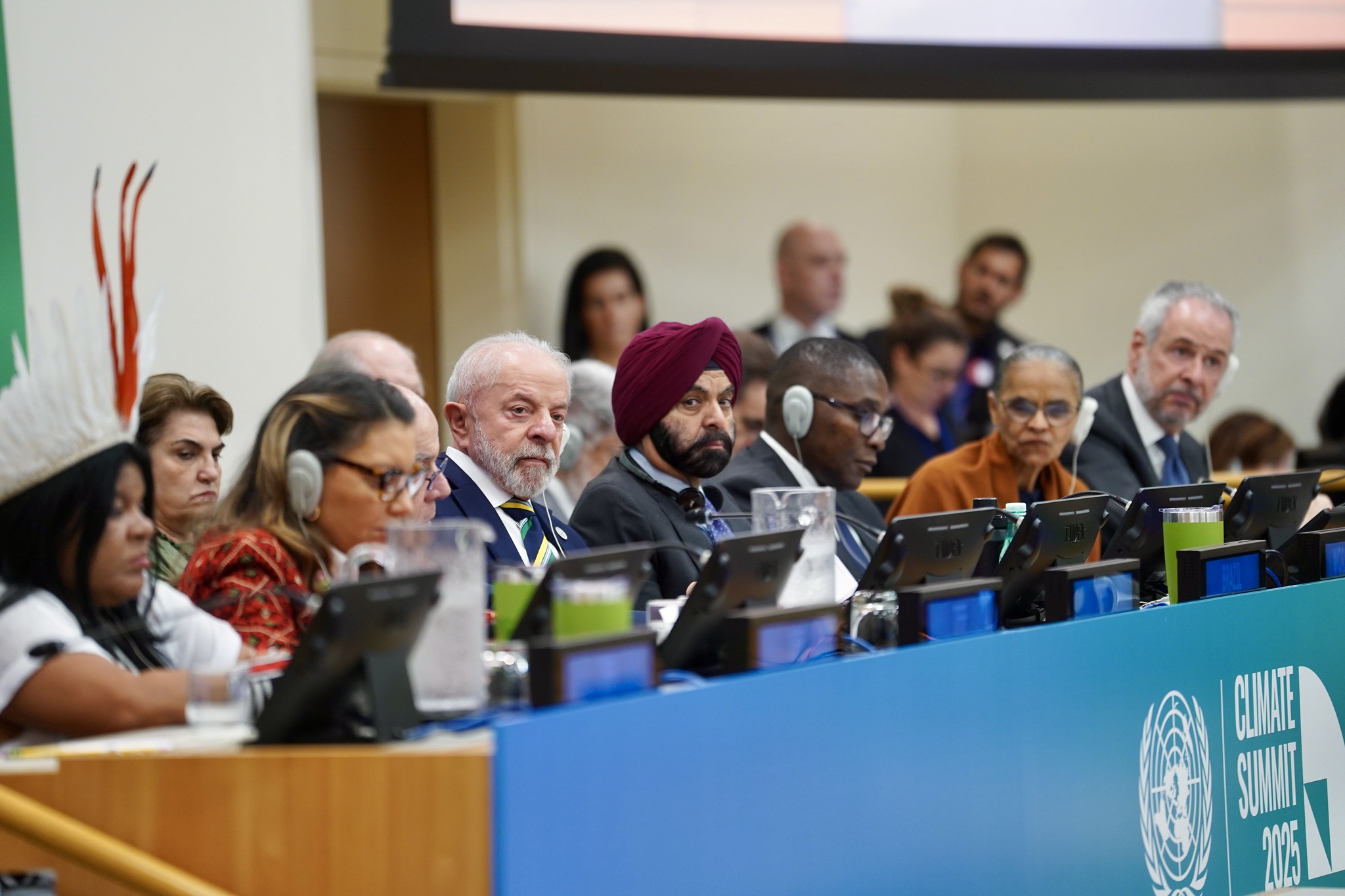 Durante a Assembleia da ONU, em Nova York, o presidente Luiz Inácio Lula da Silva anunciou investimento de US$ 1 bi para o TFFF, ao lado da ministra do Meio Ambiente e Mudança do Clima Marina Silva, da ministra dos Povos Indígenas Sônia Guajajara, do ministro das Relações Exteriores Mauro Vieira e do embaixador do Brasil junto à ONU André Corrêa do Lago – Foto: Fernando Donasci/MMA