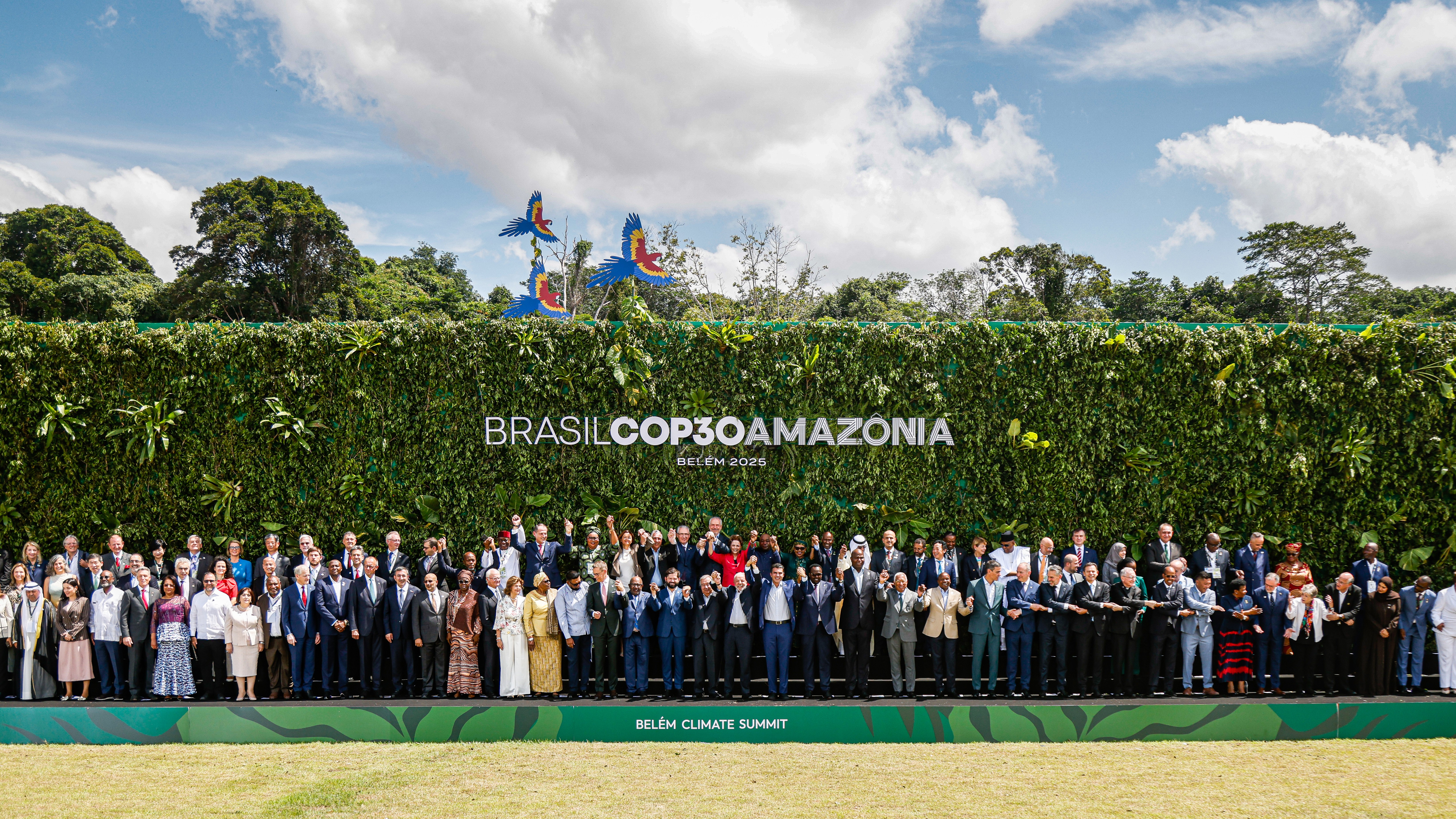 Lideres posam para a foto de familia durante a Conferência das Nações Unidas sobre Mudanças Climáticas COP 30. Foto de Hermes Caruzo/COP30