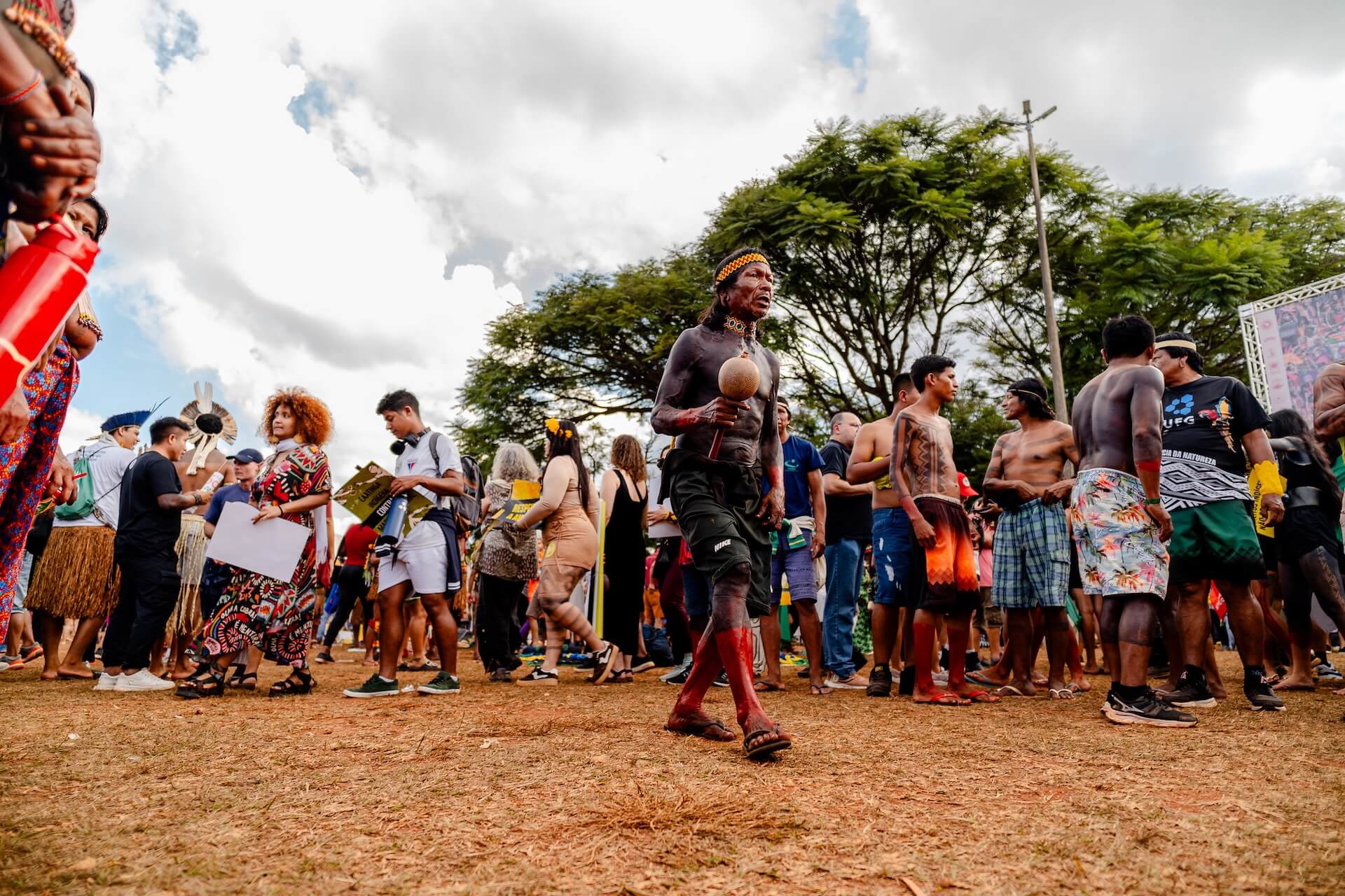 Indígenas de diversas regiões do Brasil e também de outros países acompanharam o lançamento do Círculo de Povos Indígenas no Acampamento Terra Livre, nesta quinta-feira (10/4), em Brasília. Crédito: Rafael Medeiros/COP30