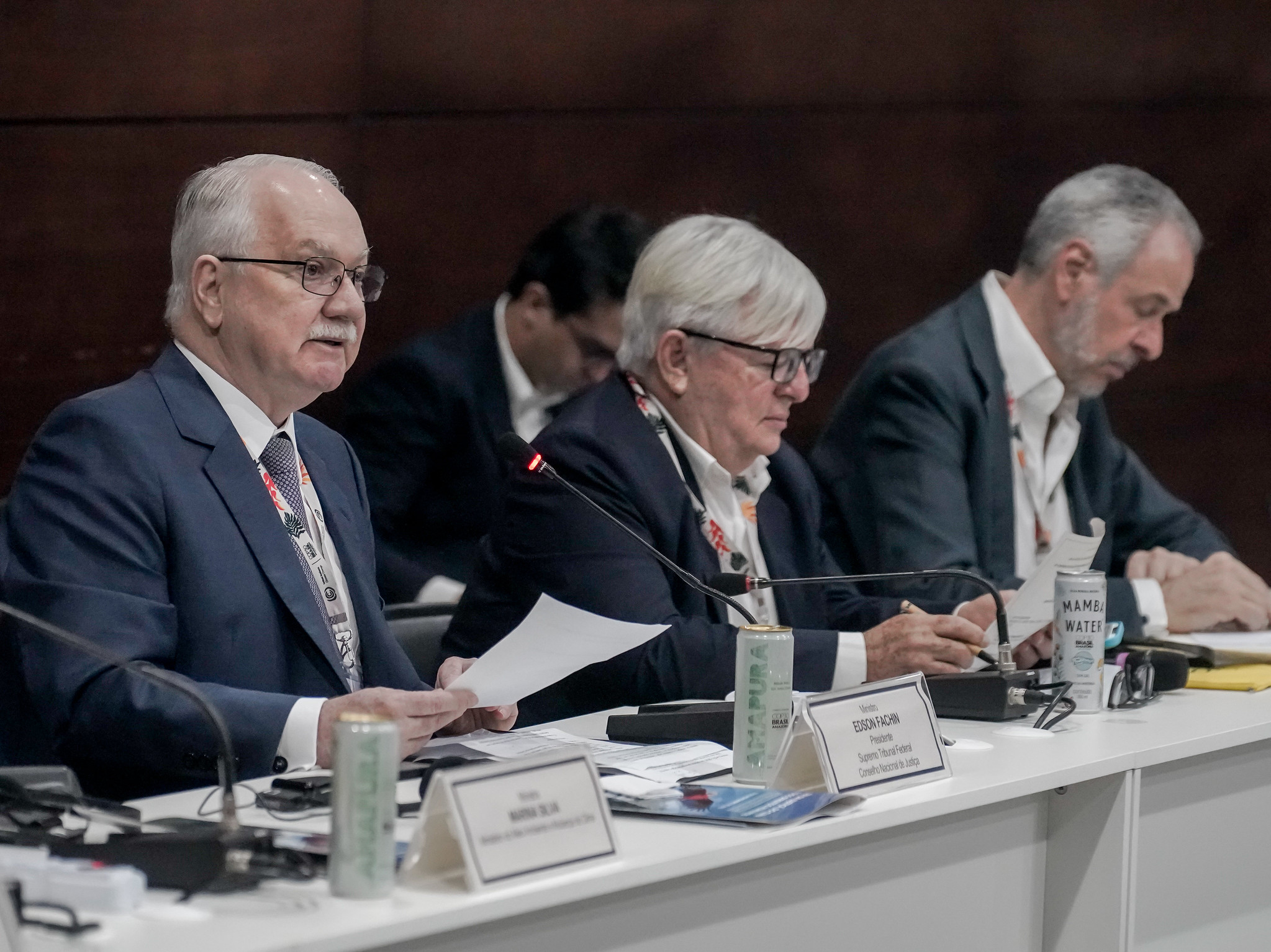 Em Belém, o presidente da COP30, André Corrêa do Lago, o ministro Edson Fachin e o ministro Herman Benjamin simbolizaram a união entre diplomacia, ciência e justiça no enfrentamento à crise climática global.Foto: Rafa Neddermeyer/COP30 Brasil Amazônia/PR