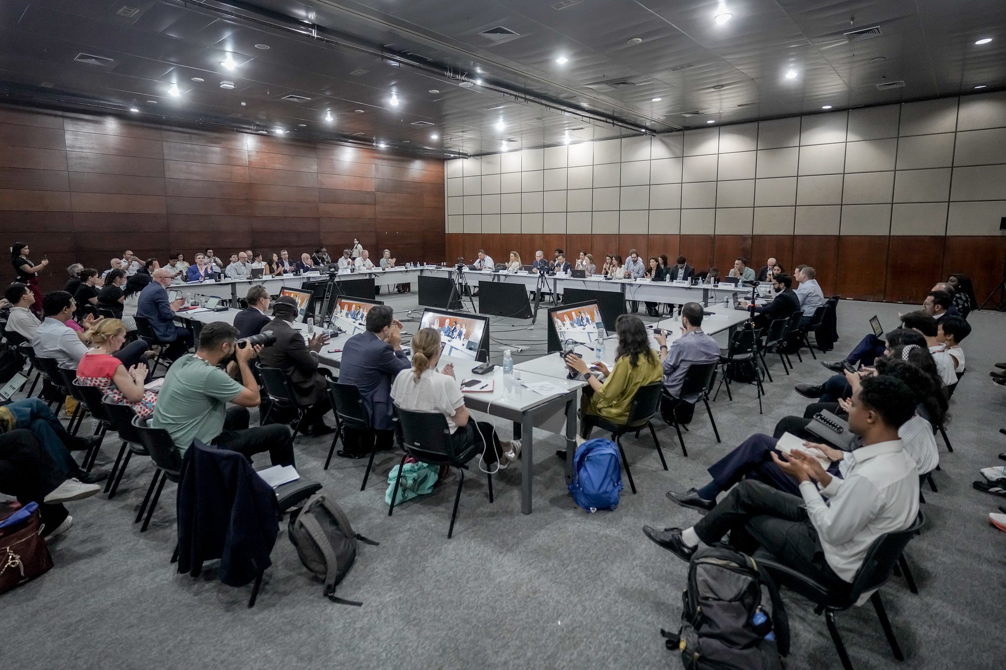 Autoridades e representantes internacionais durante o anúncio da Declaração de Belém na COP30. Foto: Rafa Neddermeyer/COP30