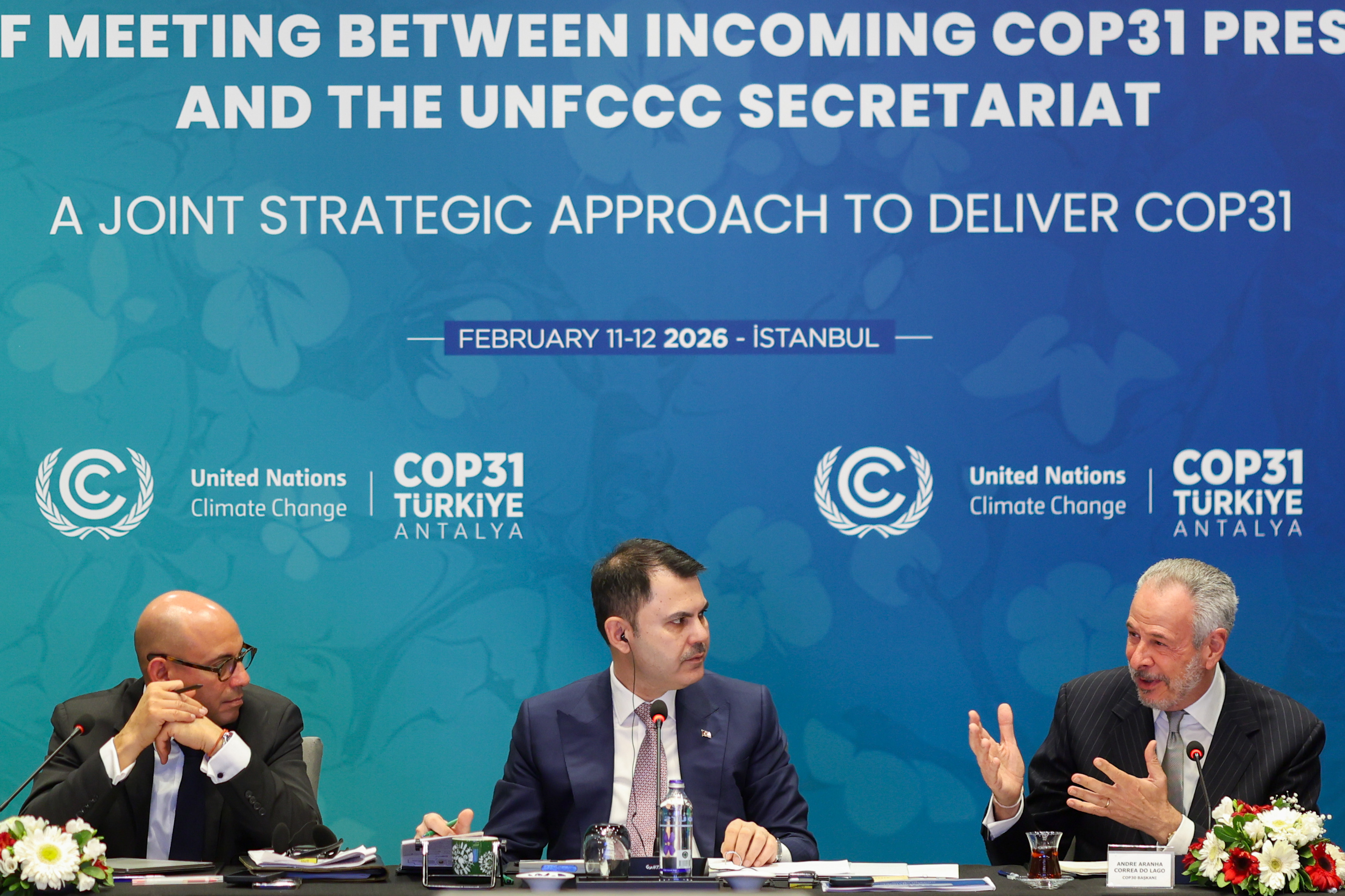 Embaixador André Corrêa do Lago, presidente da COP30; Murat Kurum, ministro do Meio Ambiente, Urbanização e Mudança do Clima da Turquia e presidente da COP31; e o secretário-executivo da UNFCCC, Simon Stiell, em reunião entre as Presidências da COP30 e da COP31 e o Secretariado da UNFCCC para alinhar uma estratégia conjunta de preparação e entrega da COP31, em Istambul – Foto: Felipe Werneck/COP30