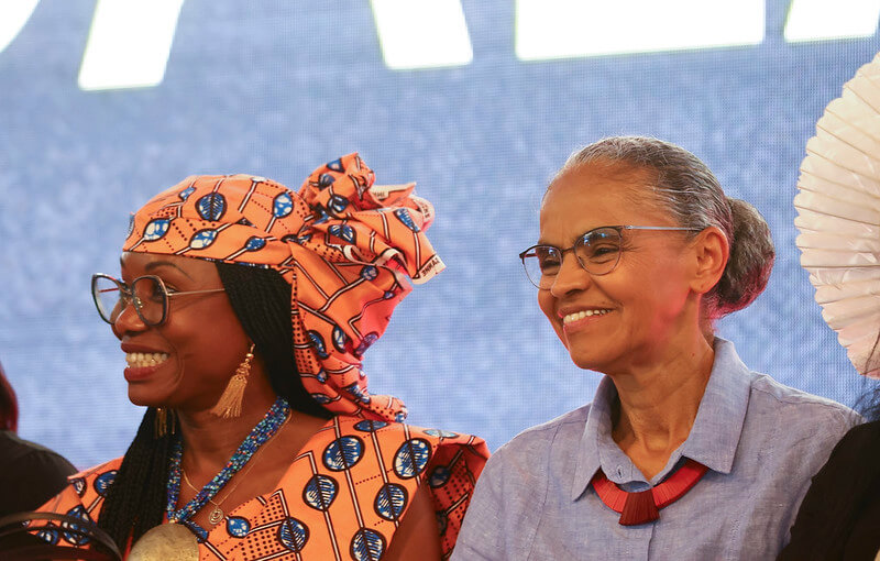 A presidente do Fórum Permanente Indígena da ONU, Hindou Oumarou Ibrahim, sentada ao lado da ministra do Meio Ambiente, Marina Silva, disse que os povos indígenas são, historicamente, os “maiores diplomatas do mundo”. Crédito: Divulgação/MPI