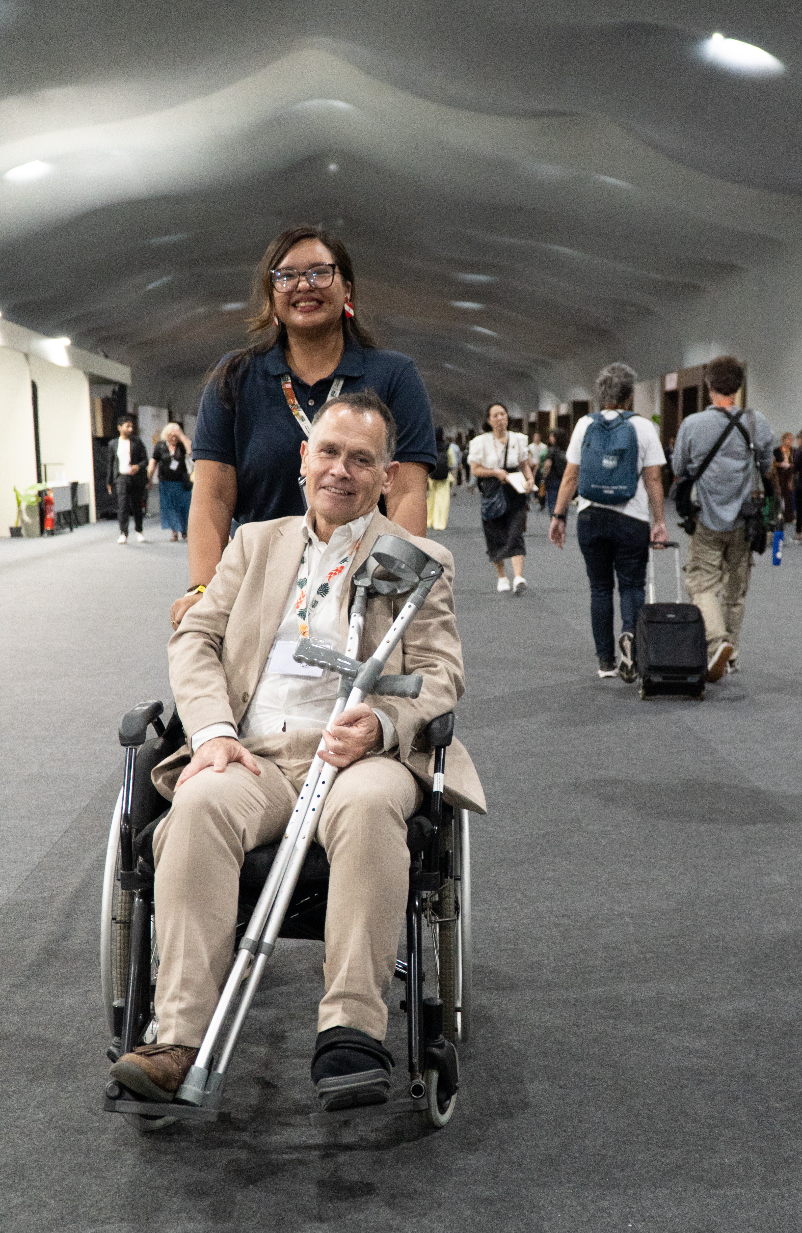 El profesor británico Mike Jacobs se recupera de una cirugía reciente en el pie y utilizó el servicio de accesibilidad de la COP30. Foto: Carlos Tavares/COP30
