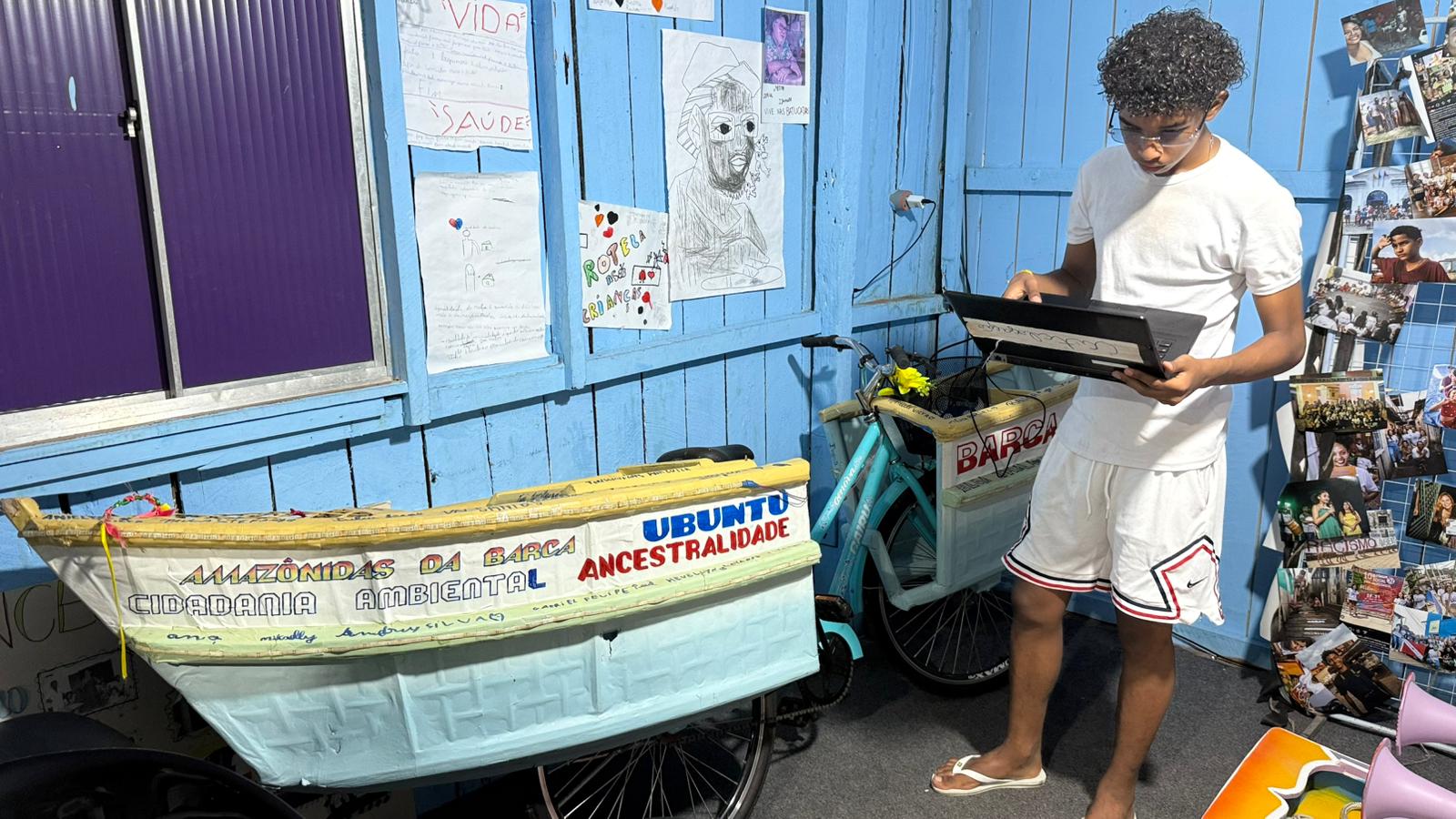 Na biblioteca comunitária Barca Literária, em Vila da Barca, a leitura e o audiovisual fortalecem o protagonismo de crianças e jovens da Amazônia urbana. Foto: Margo Blaha.