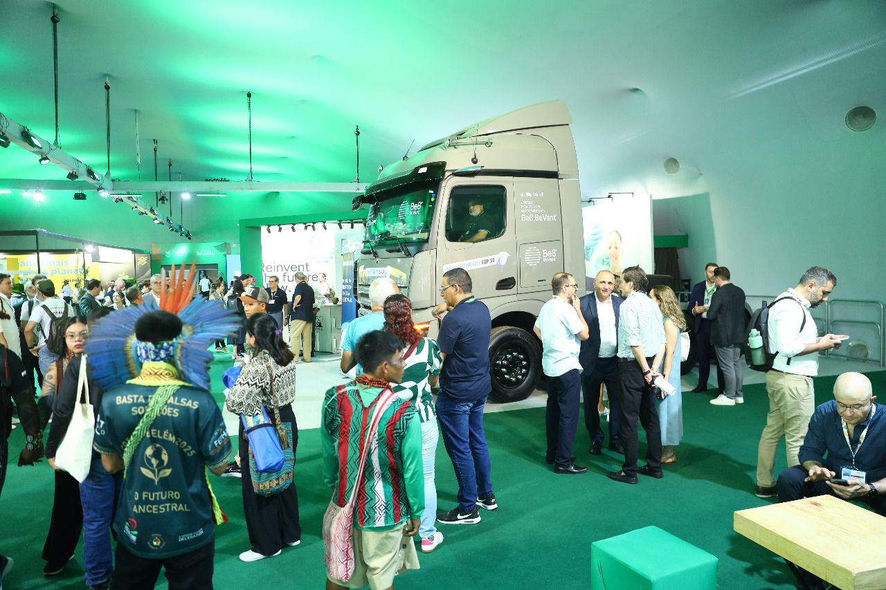 Caminhão abastecido com o biocombustível está exposto na Zona Verde. Foto: Be8