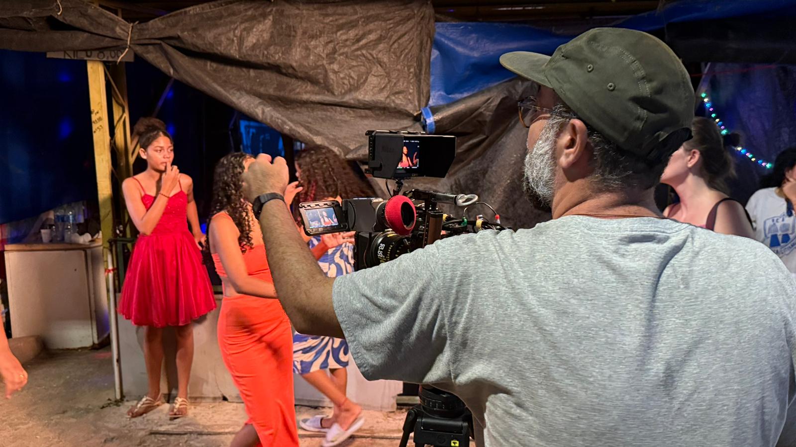 O cineasta e educador Igor Amin, fundador do Instituto Mundos, conduz projetos que unem audiovisual, infância e território na Amazônia. Foto: Margo Blaha.