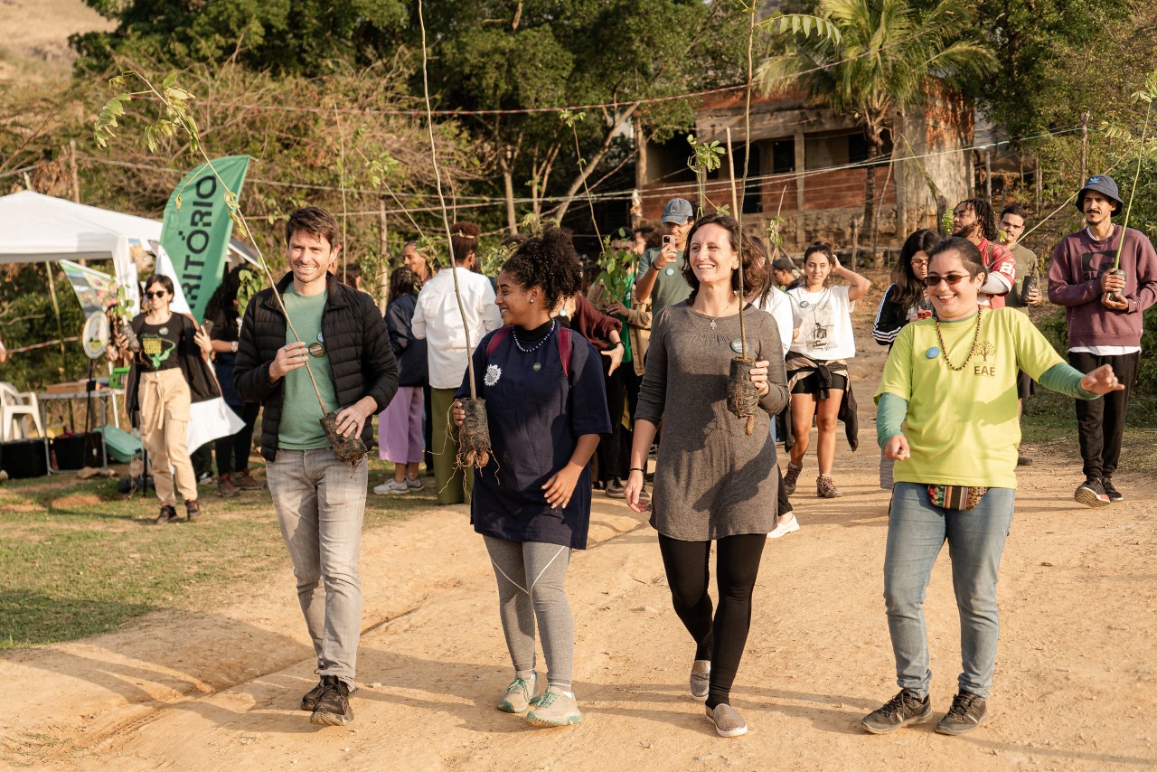 Na foto, Túlio Andrade, diretor de Estratégia e Alinhamento da COP30; Marcele Oliveira, Campeã da Juventude; e Alice Amorim, diretora de Programa da COP30. Foto: Rafael Medelima/COP30